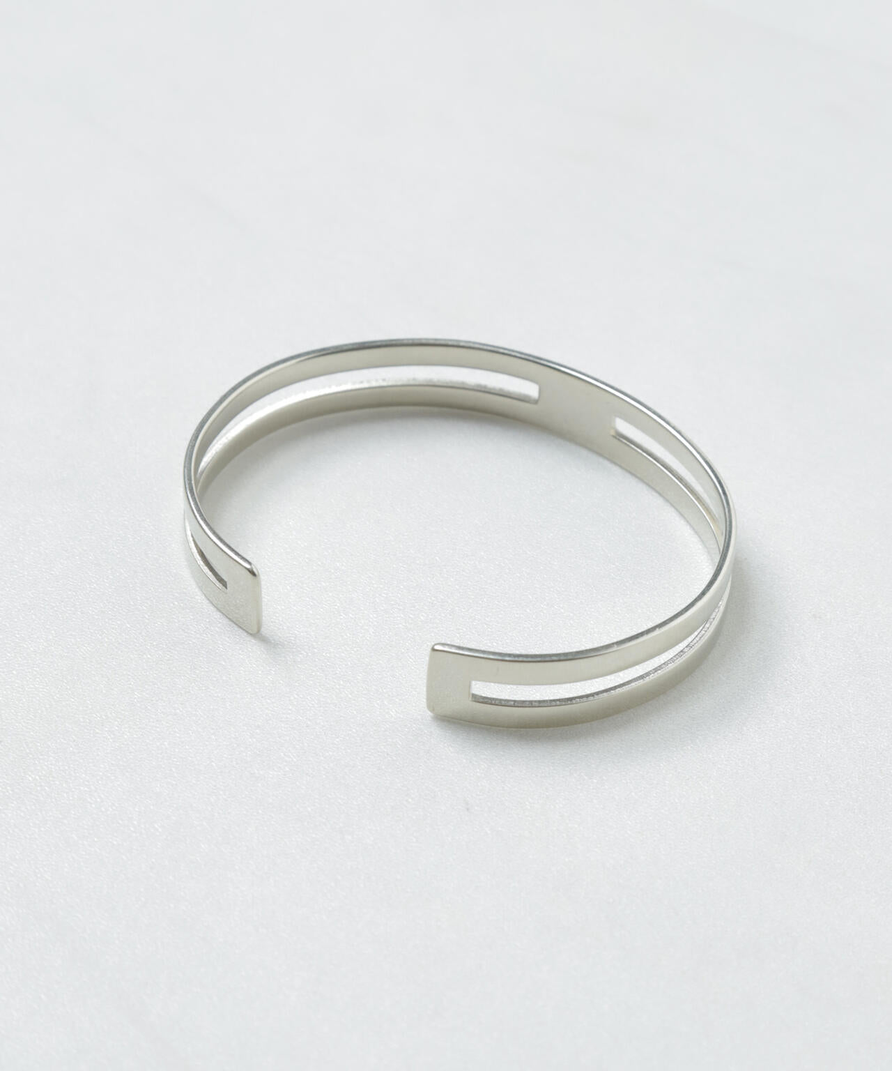 「NU jewelry」ジャーマンシルバースルーバングル 6684248203