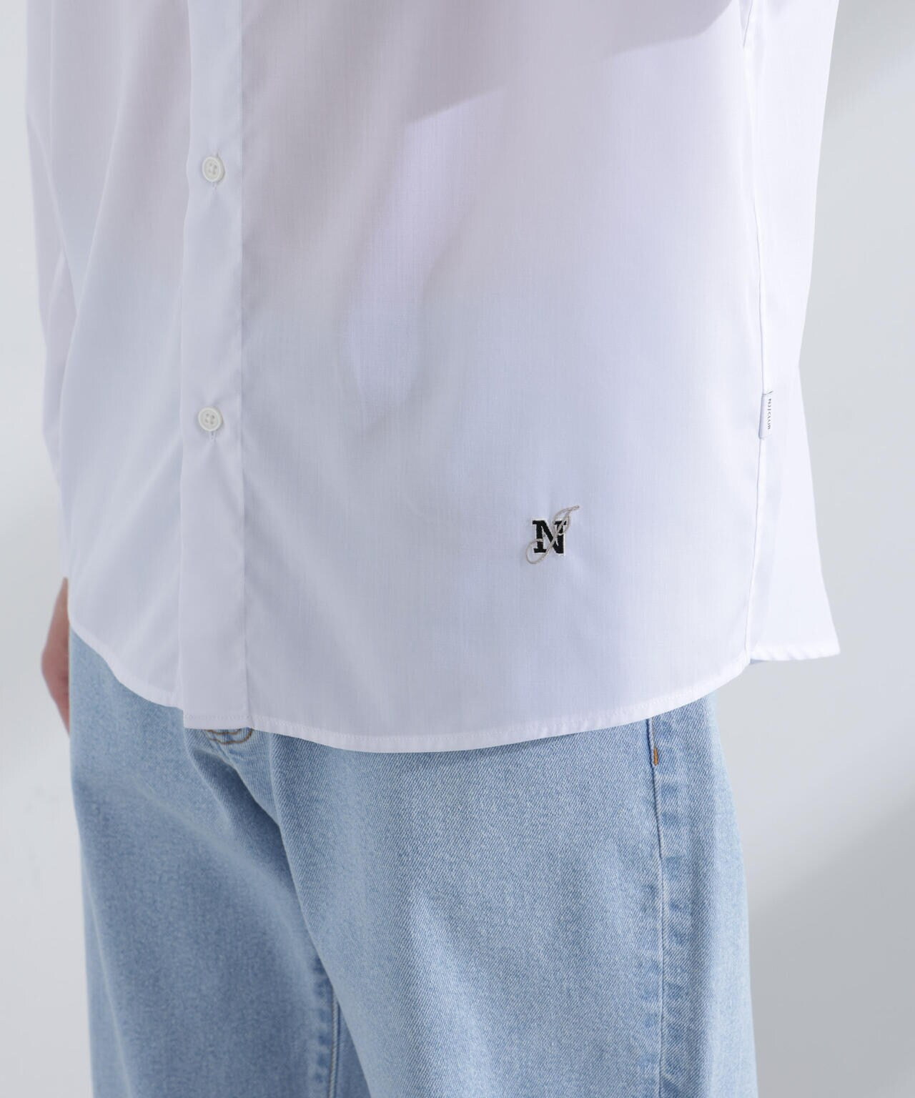 「NJ/CLUB」ロゴ刺繍リラックスレギュラーカラーシャツ 6685120220