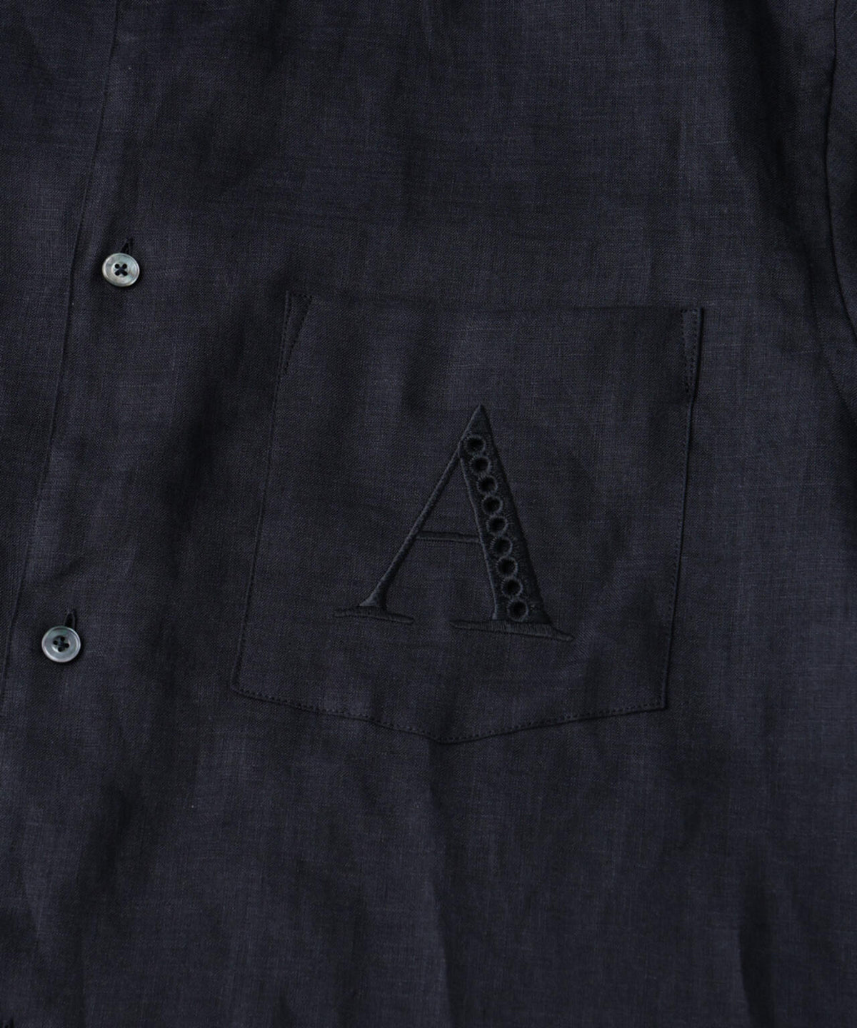 「ASSEMBLANC」エンブロイダリーハイネックシャツ 6685120234
