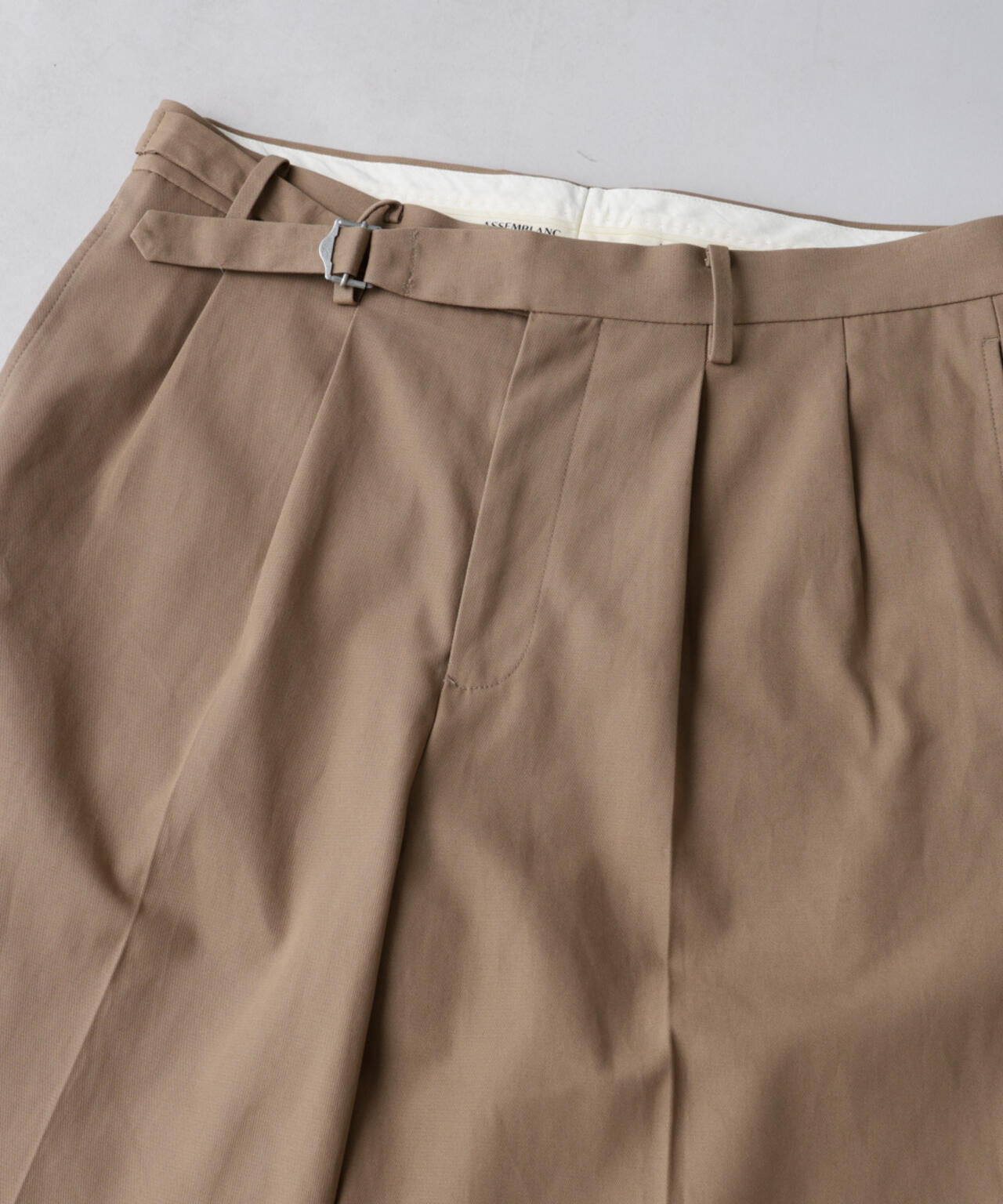 「ASSEMBLANC」ハイツイストギャバベルトスラックス 6685127234