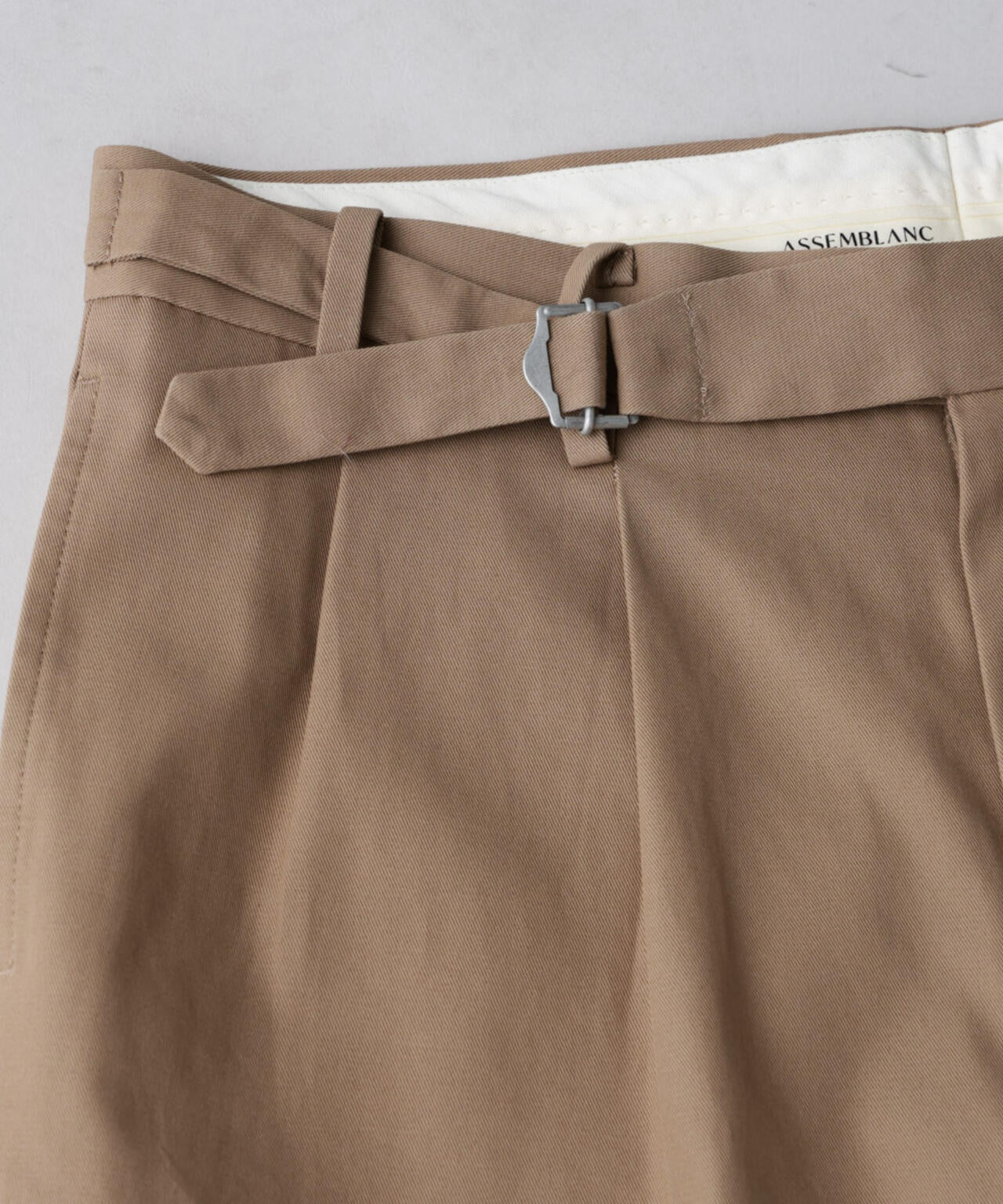 「ASSEMBLANC」ハイツイストギャバベルトスラックス 6685127234