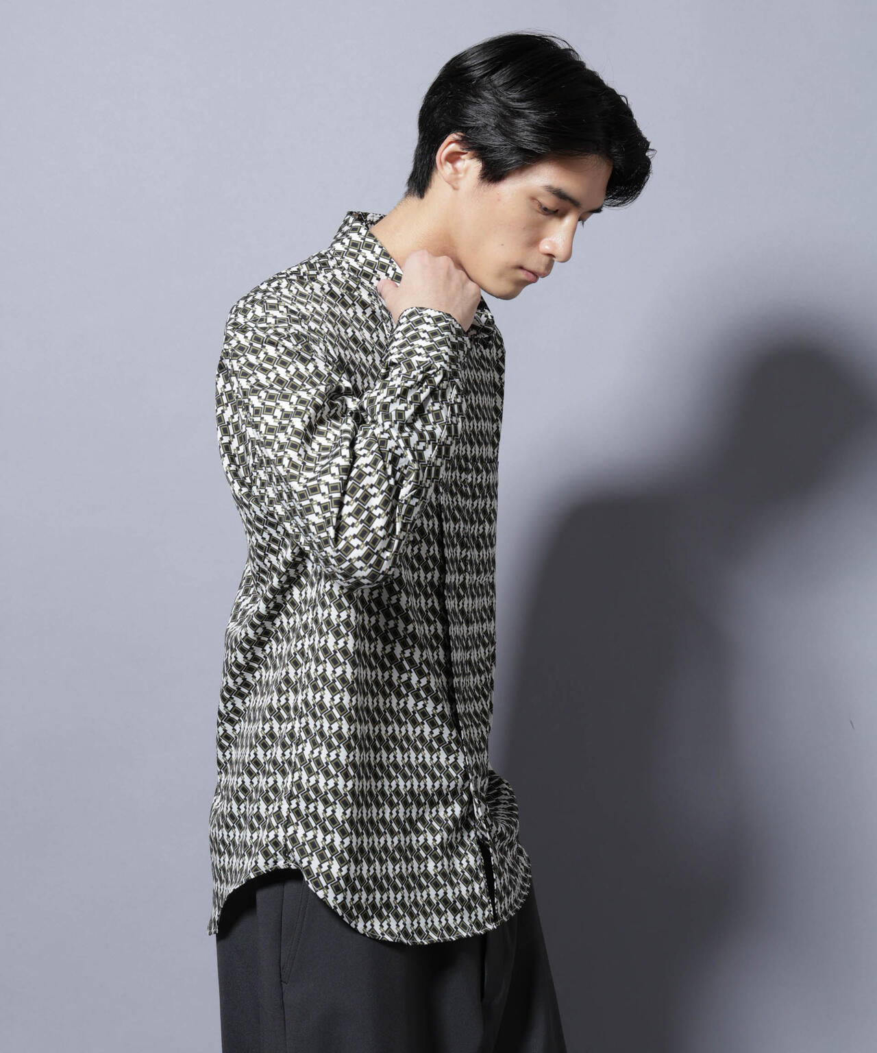 「EDITORIAL PRINT」シルキータッチシャツ 6685220215