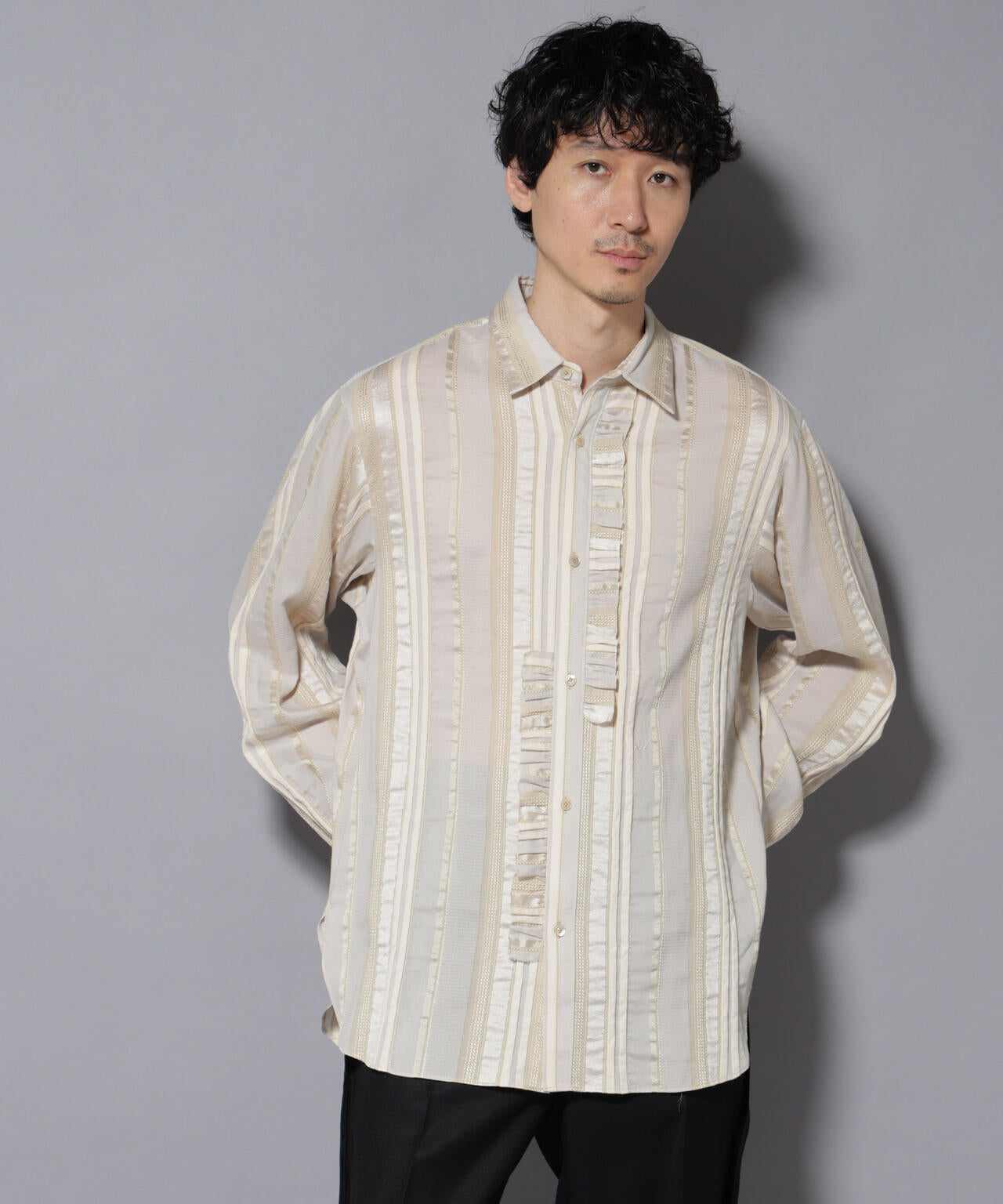 ASSEMBLANC」タクタイルクロスフリルシャツ