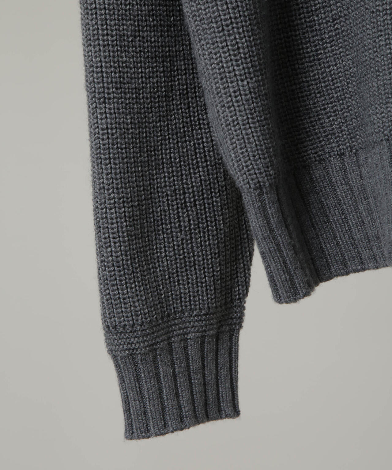 「HOTEL PALACE」 ディープVネックミドルゲージニット 6685222215