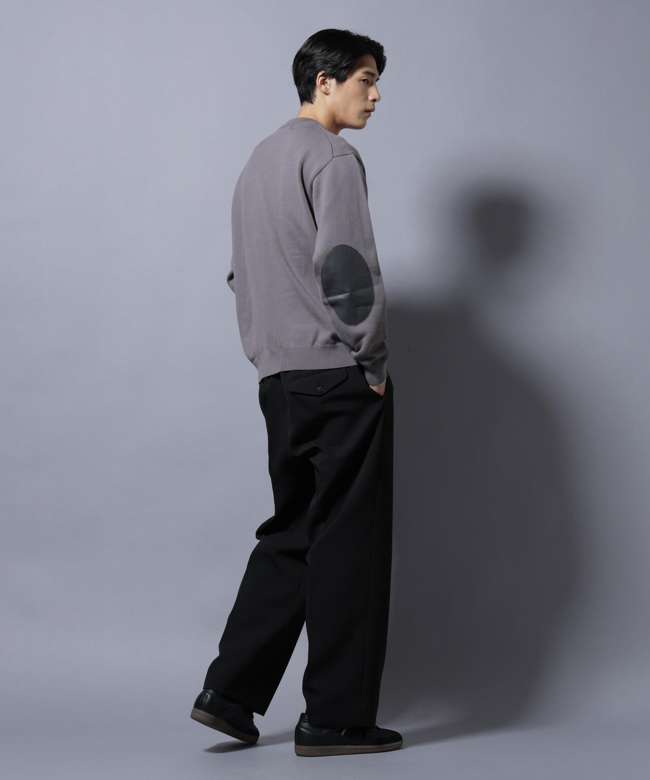 「大人のスウェット」コットンスウェットライクニット エルボーパッチクルーネック 6685222228