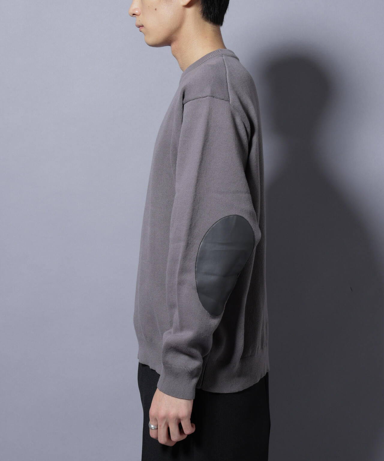 「大人のスウェット」コットンスウェットライクニット エルボーパッチクルーネック 6685222228