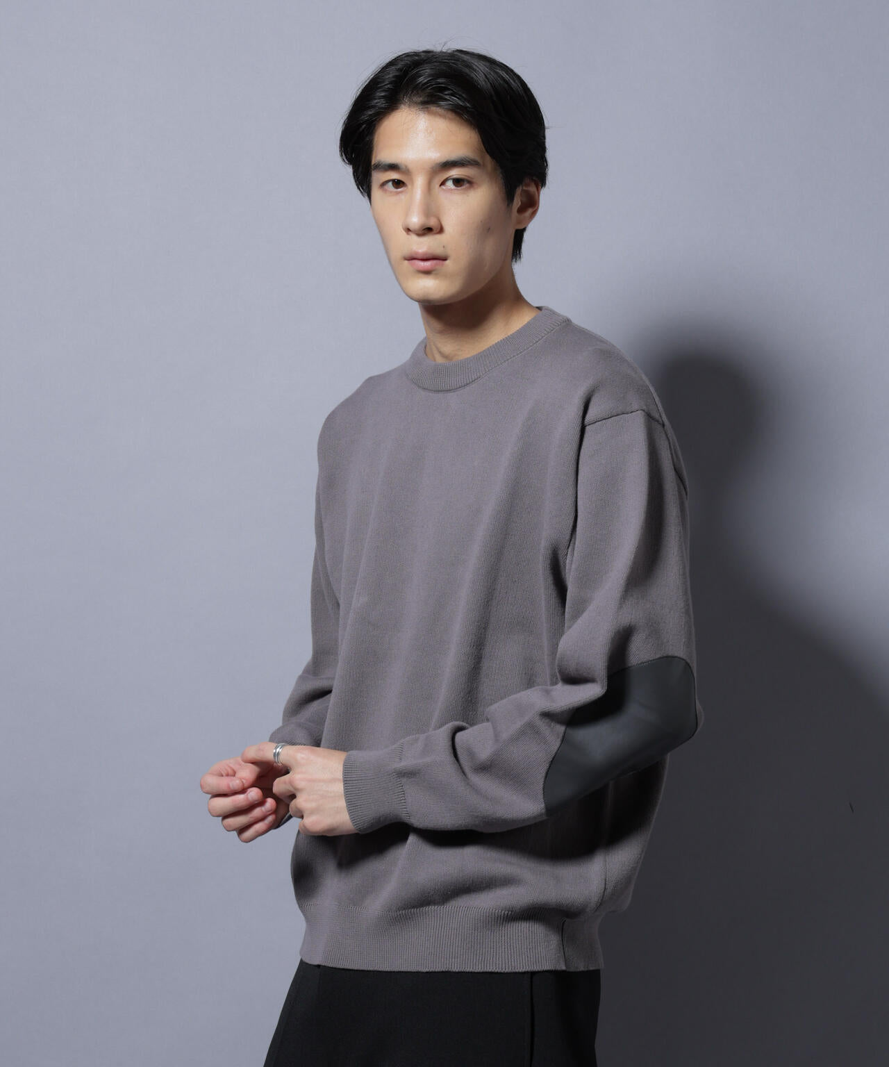 「大人のスウェット」コットンスウェットライクニット エルボーパッチクルーネック 6685222228