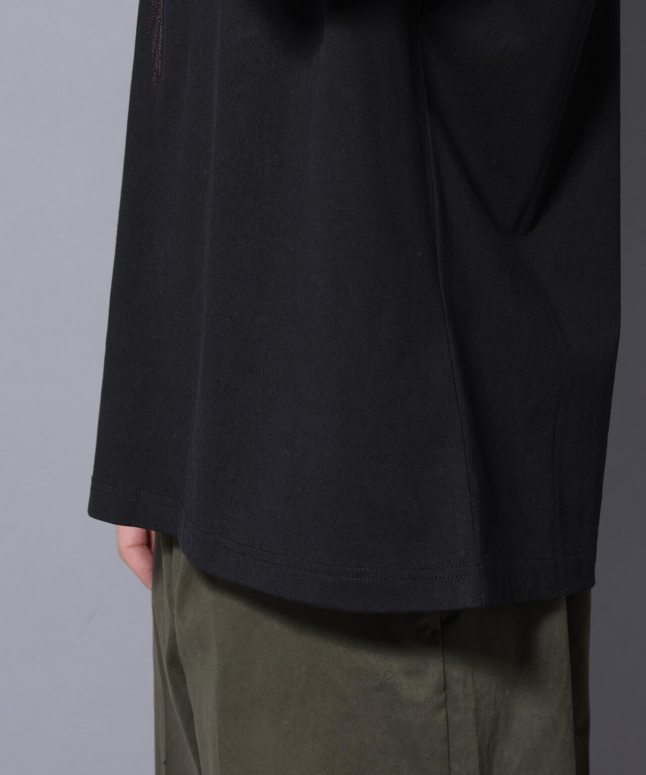 フェザー エンブロイダリー ロングスリーブTシャツ 6685223234