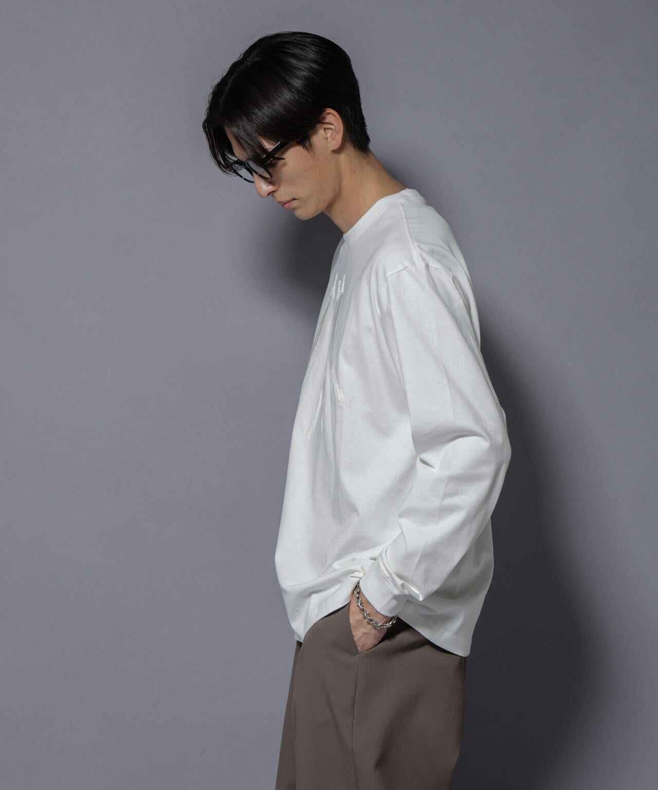 フェザー エンブロイダリー ロングスリーブTシャツ 6685223234
