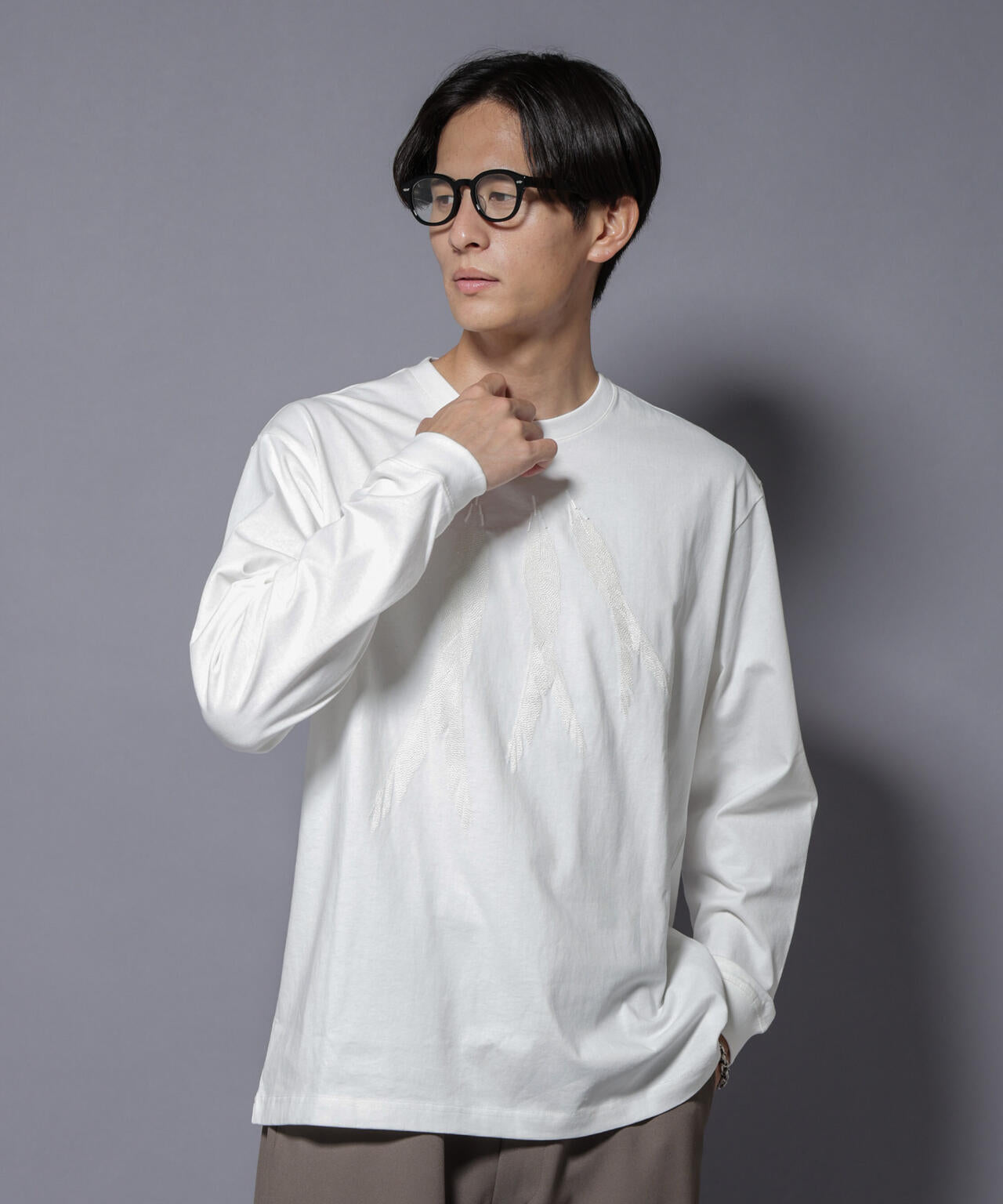 フェザー エンブロイダリー ロングスリーブTシャツ 6685223234