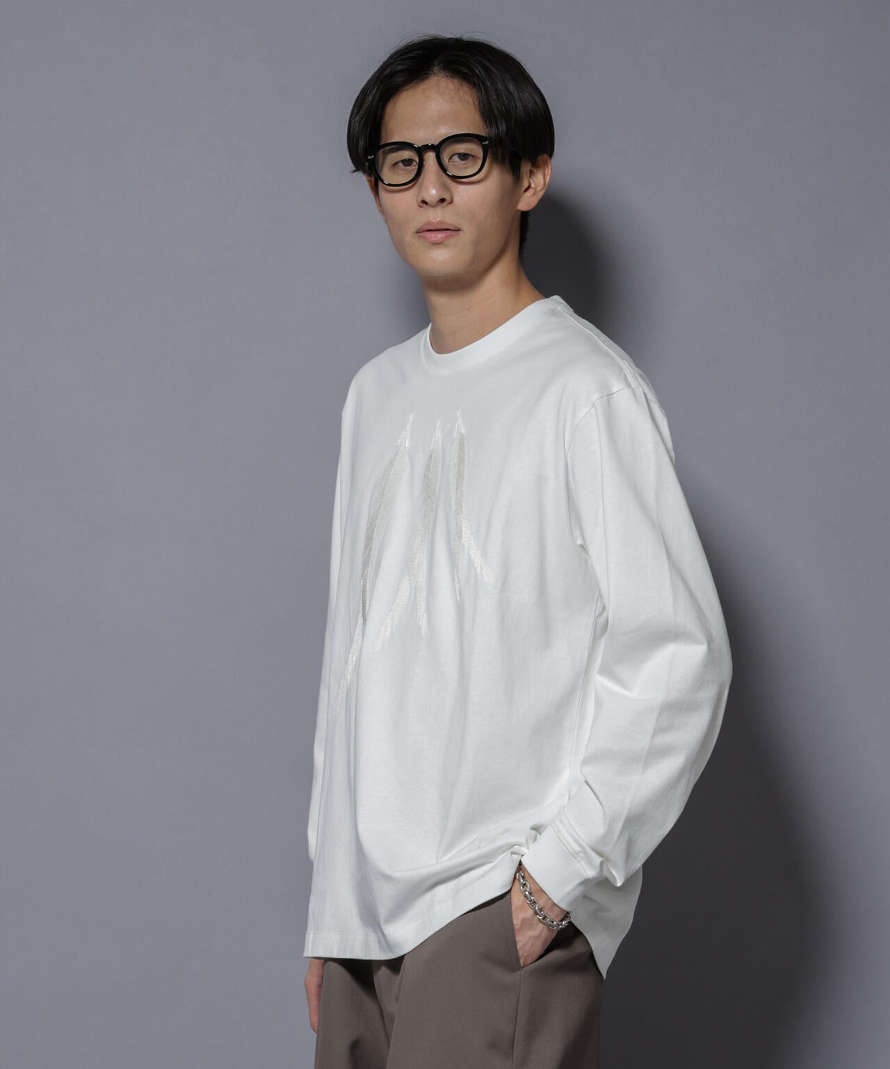 フェザー エンブロイダリー ロングスリーブTシャツ 6685223234