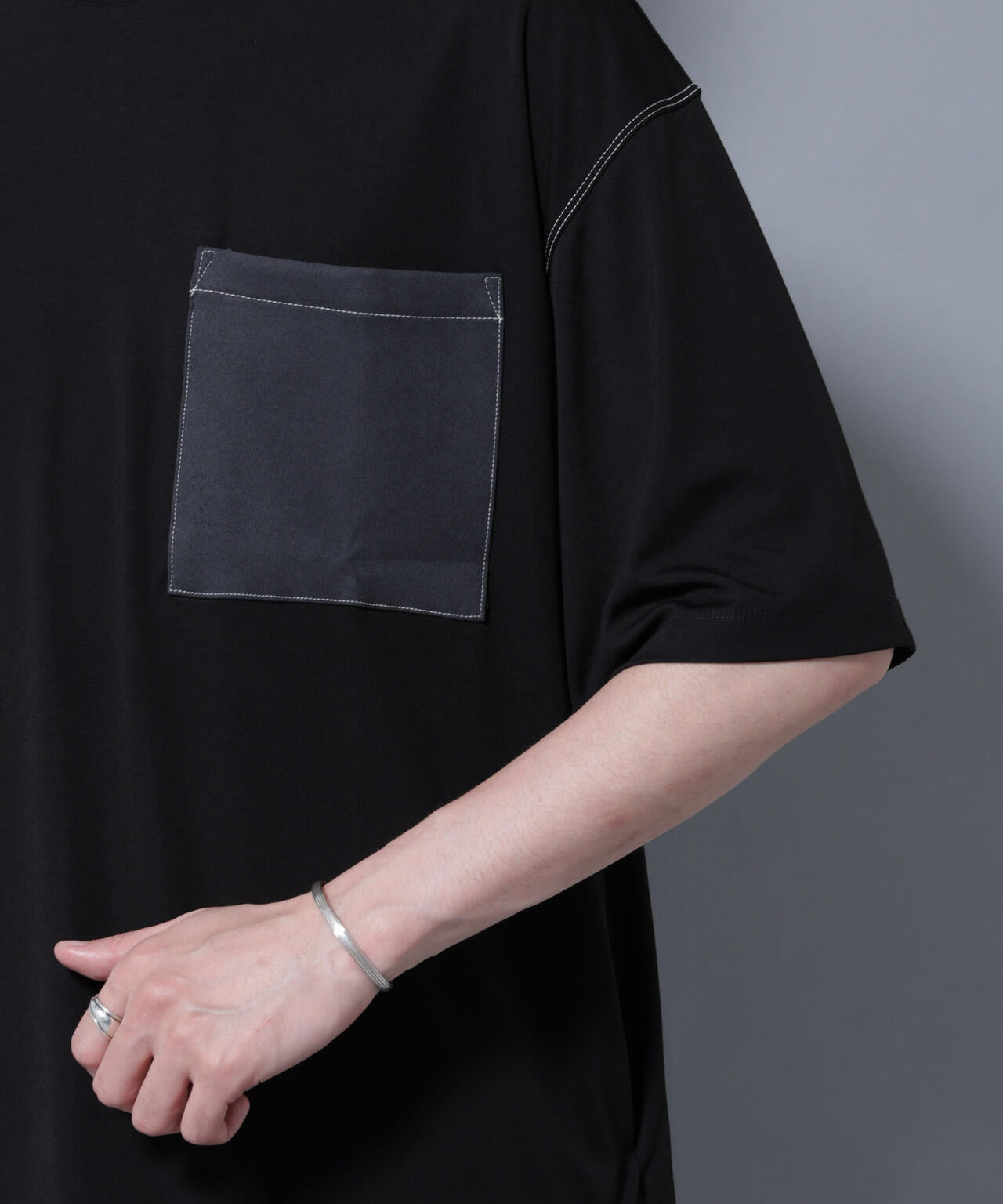 配色ステッチ フェイクスエードポケットTシャツ 6685224215