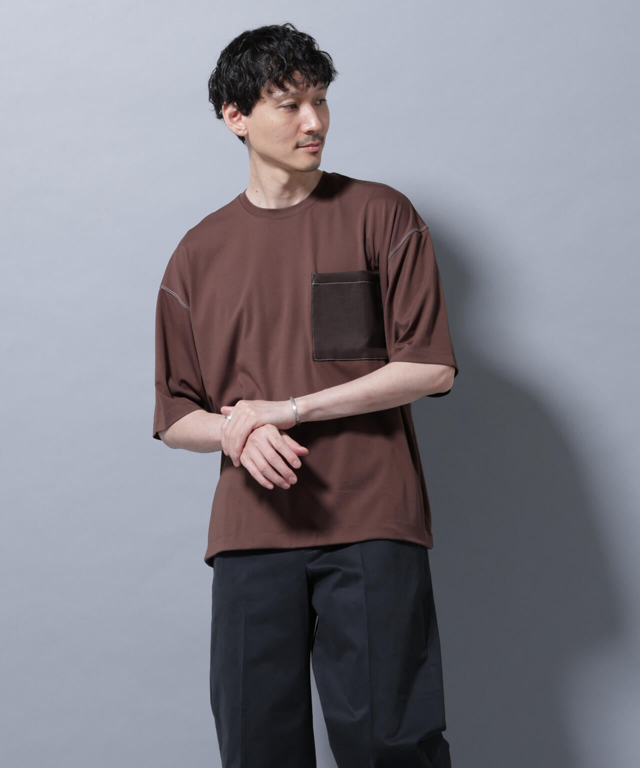 配色ステッチ フェイクスエードポケットTシャツ 6685224215