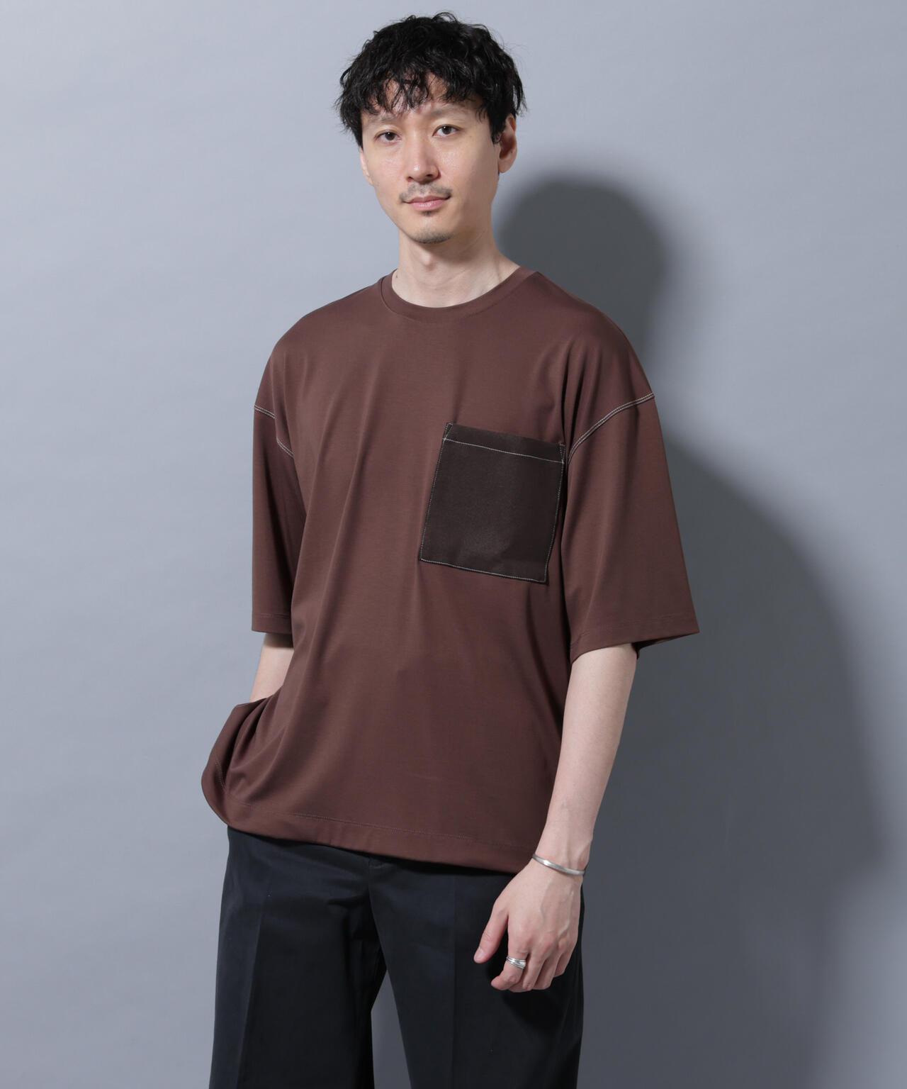 配色ステッチ フェイクスエードポケットTシャツ 6685224215