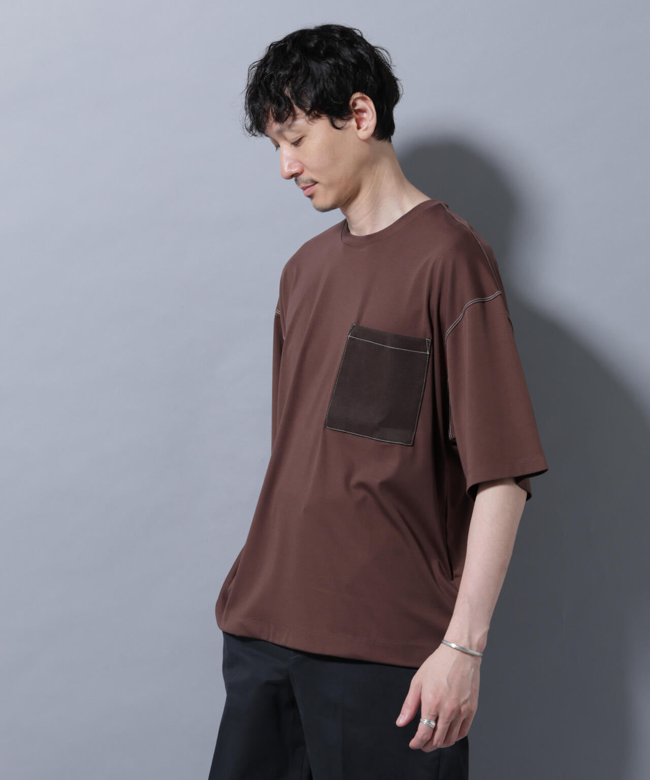 配色ステッチ フェイクスエードポケットTシャツ 6685224215