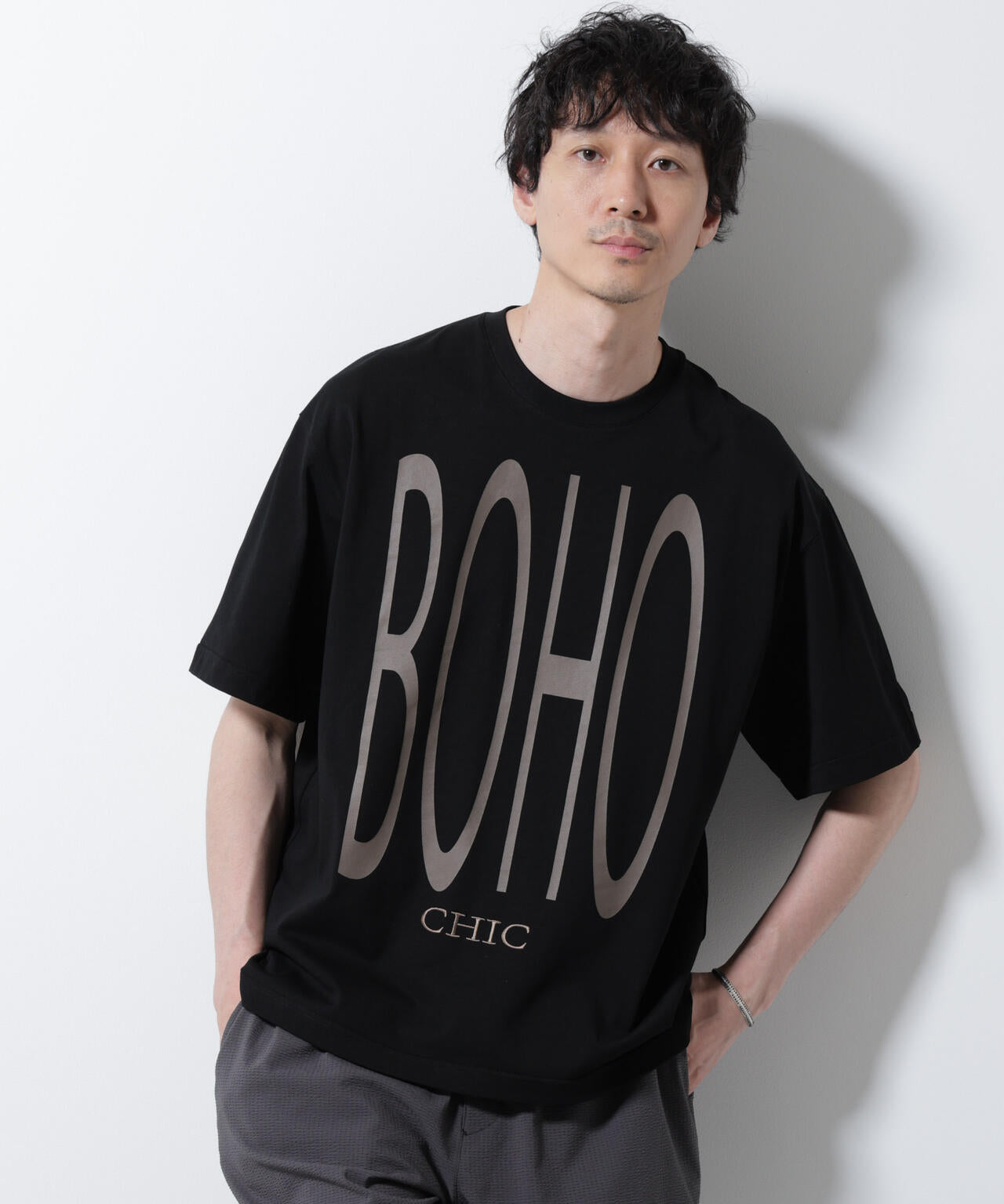 「BOHO CHIC」エディトリアル プリントTシャツ 6685224216