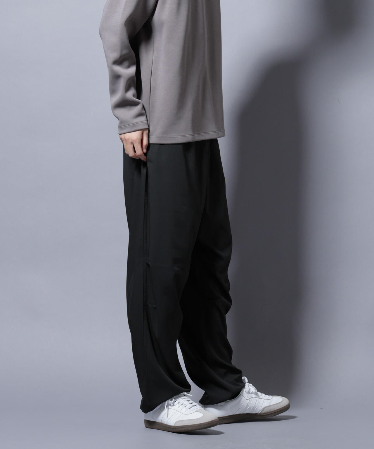 NJ/CLUB」ワンポイントロゴトラックパンツ