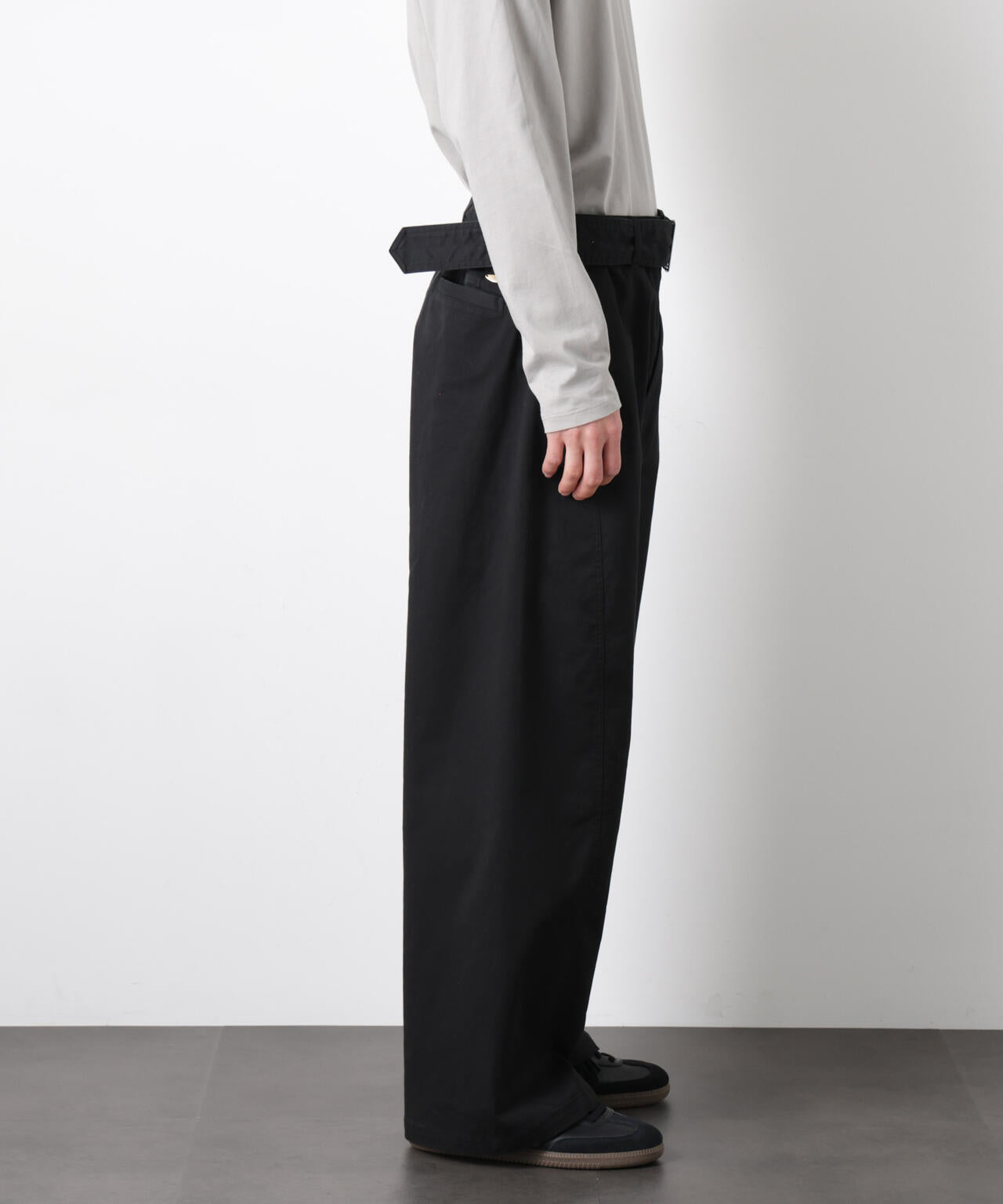 「ASSEMBLANC」ベルテッド3Dパンツ 6686127211