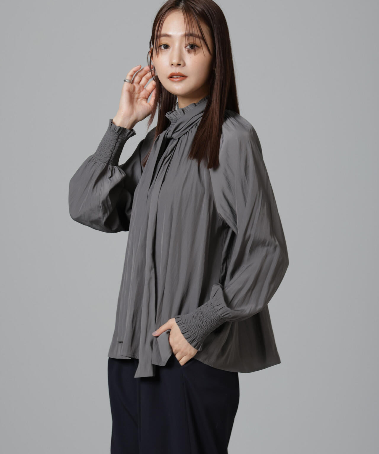 シャーリングネックボウタイブラウス 6694220325