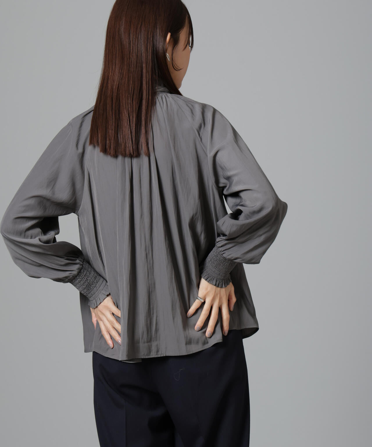 シャーリングネックボウタイブラウス 6694220325