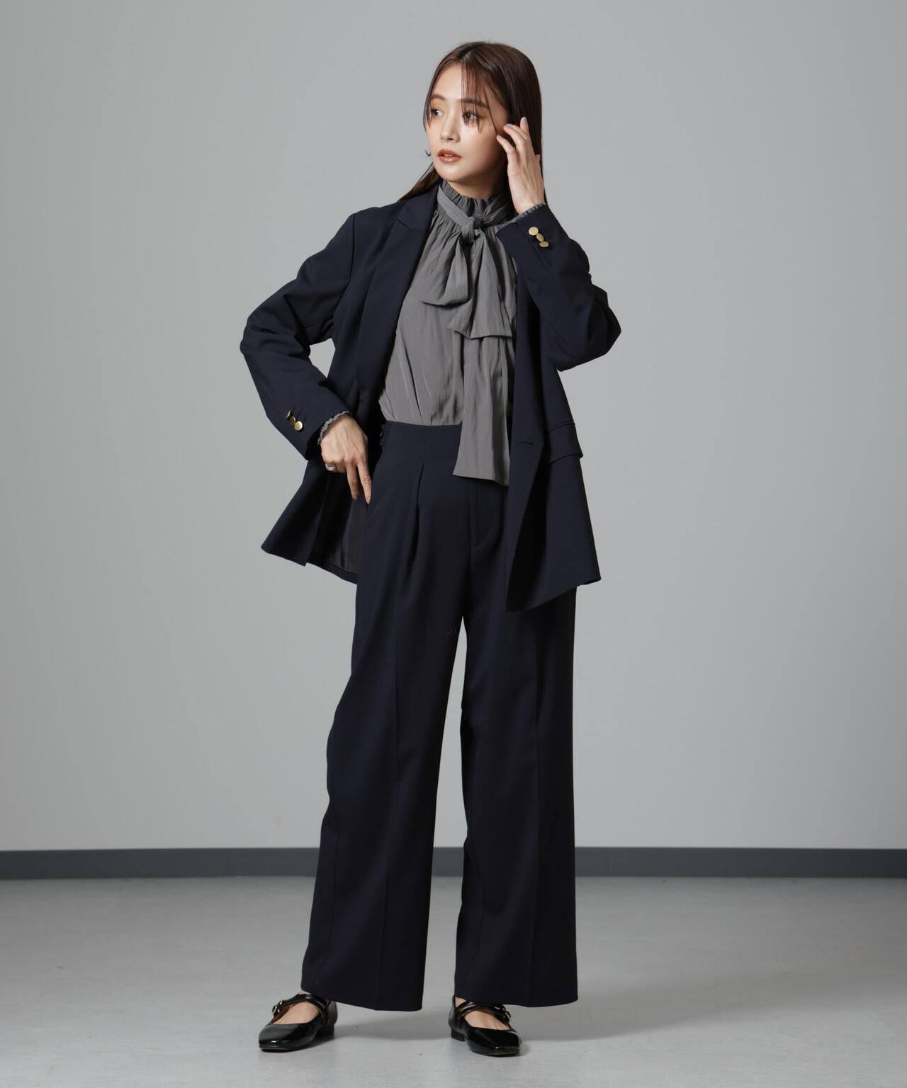 シャーリングネックボウタイブラウス 6694220325