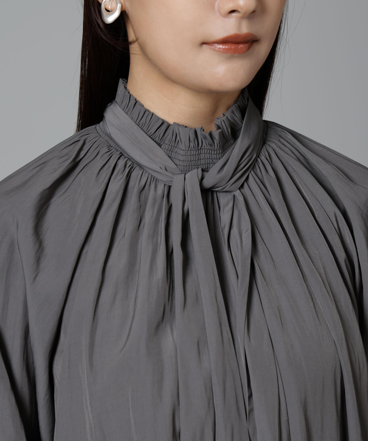 シャーリングネックボウタイブラウス 6694220325