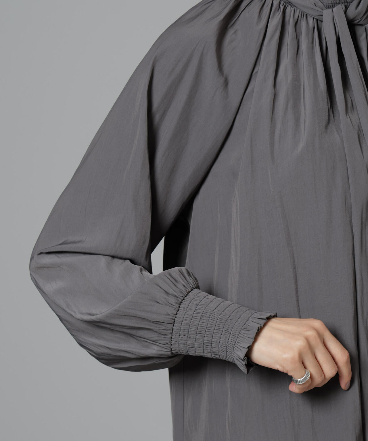 シャーリングネックボウタイブラウス 6694220325