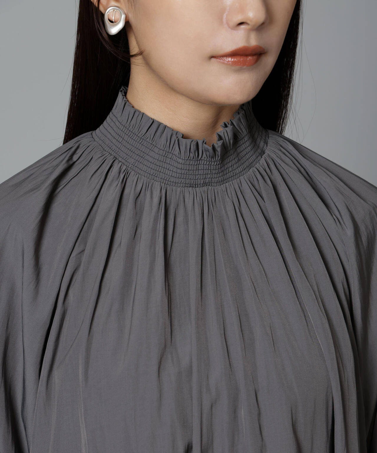 シャーリングネックボウタイブラウス 6694220325