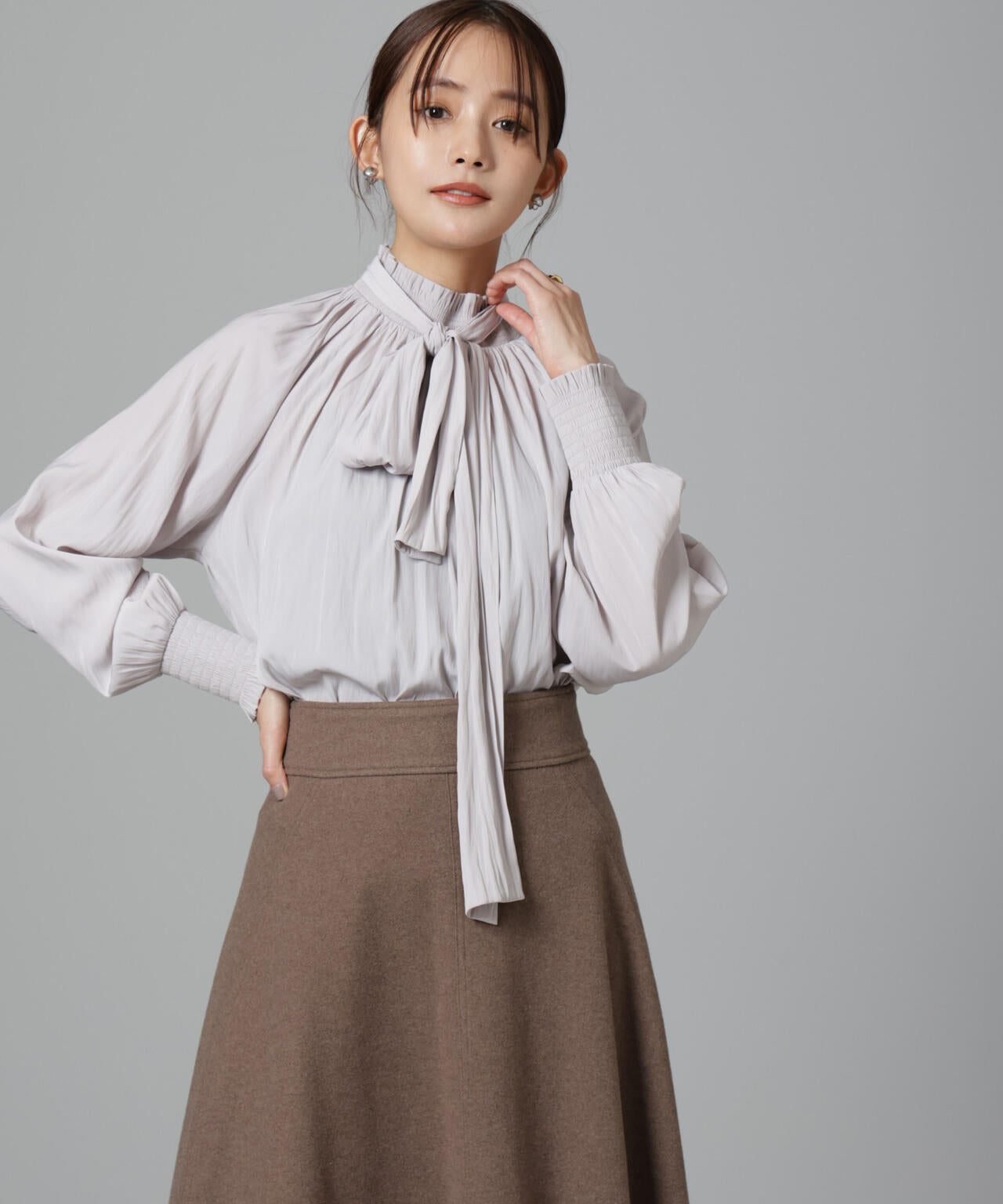 シャーリングネックボウタイブラウス 6694220325