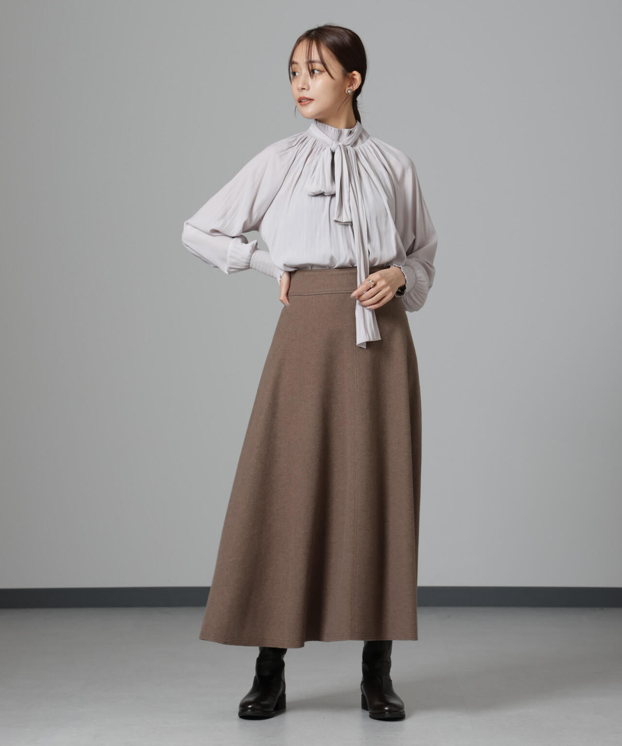 シャーリングネックボウタイブラウス 6694220325