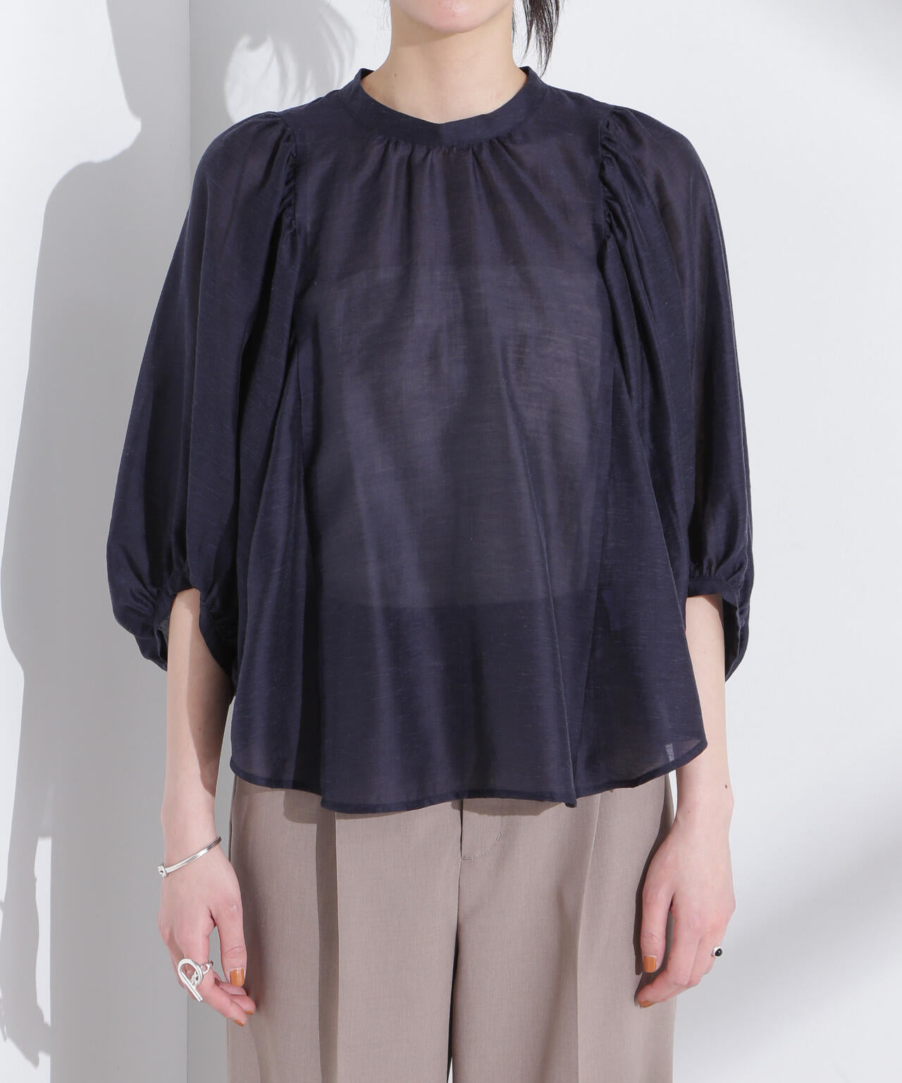 リネン混シアーボリュームスリーブブラウス 6695120317