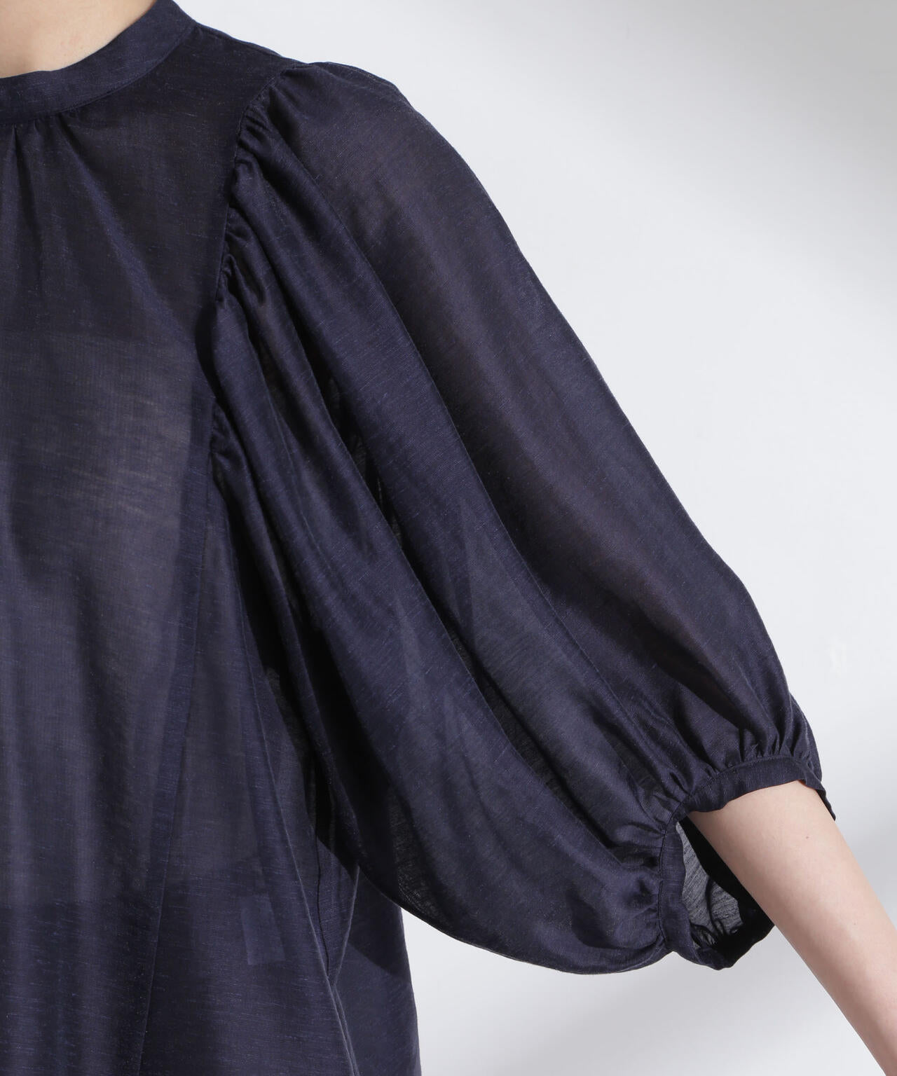 リネン混シアーボリュームスリーブブラウス 6695120317