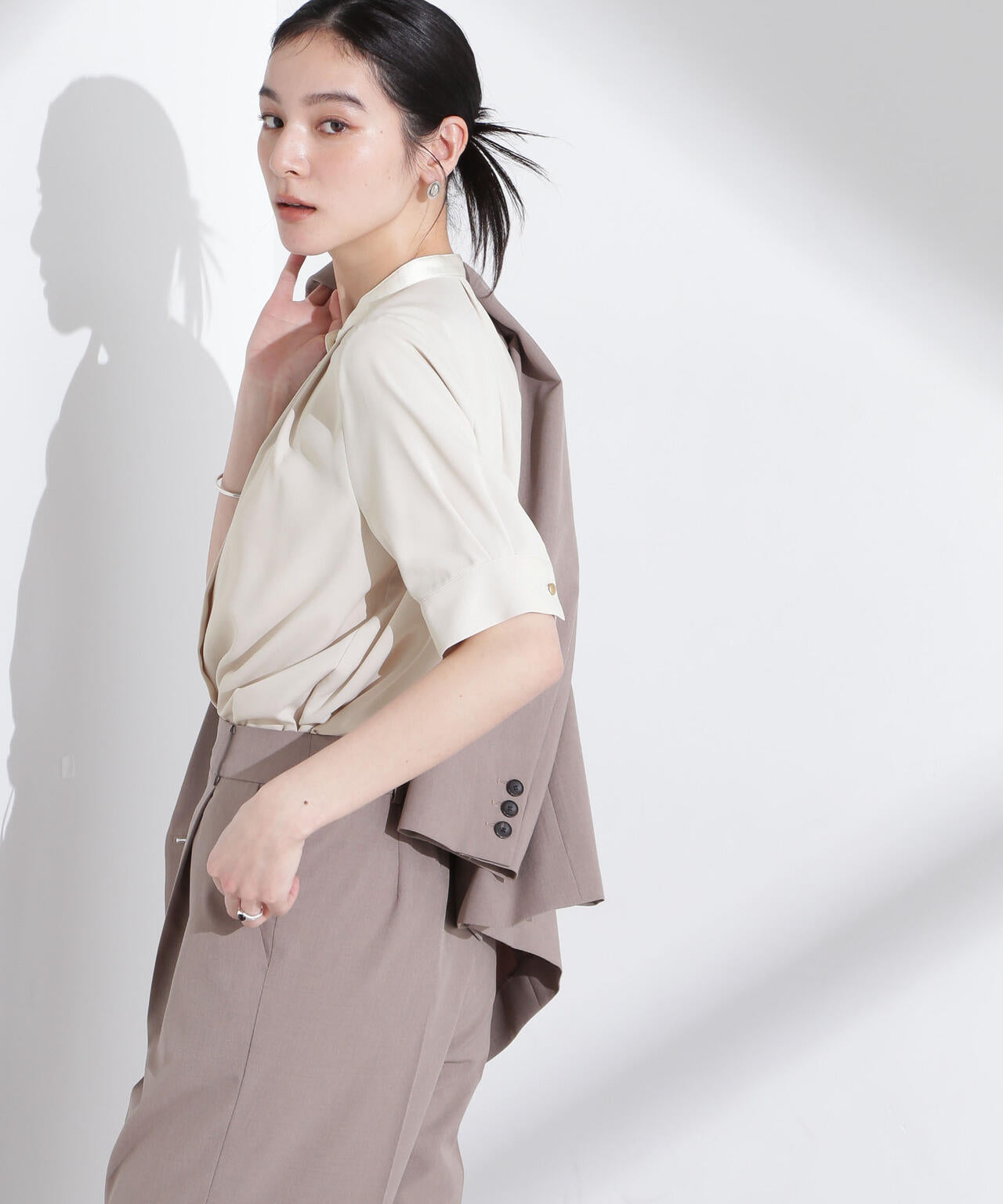 スタンドバイカラータックブラウス 半袖 6695121306