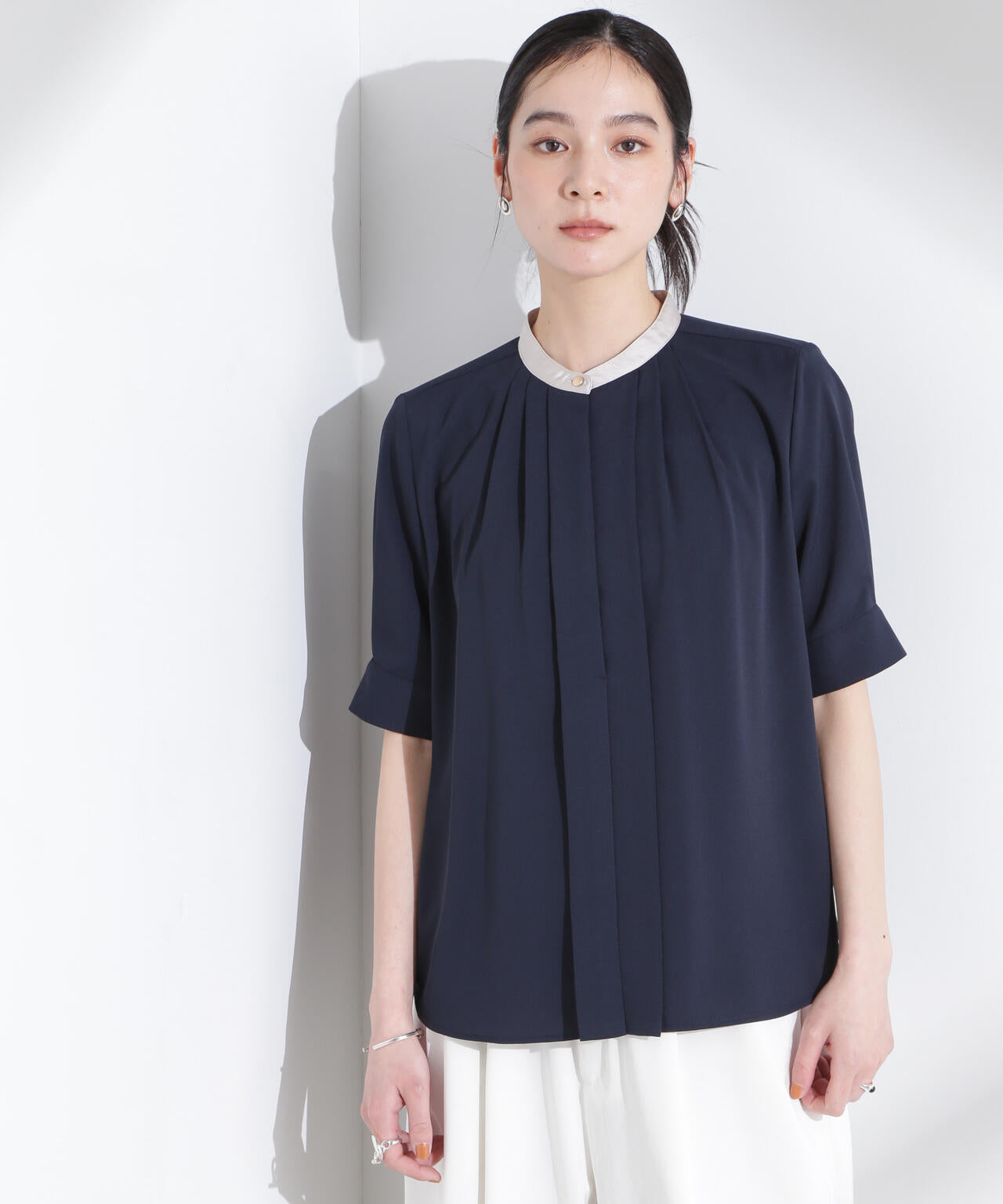 スタンドバイカラータックブラウス 半袖 6695121306