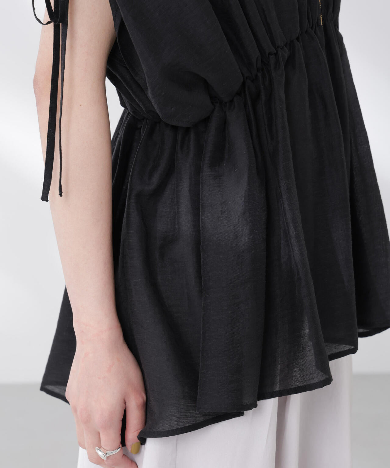 リネン混シアーギャザージップブラウス 6695121308