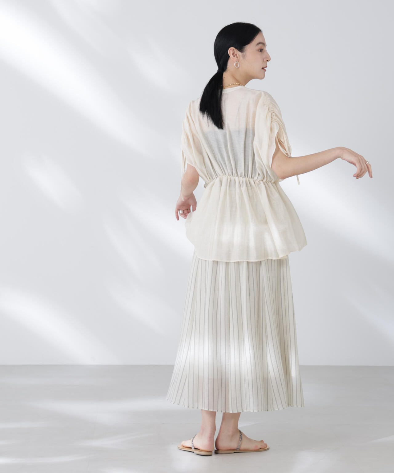 リネン混シアーギャザージップブラウス 6695121308