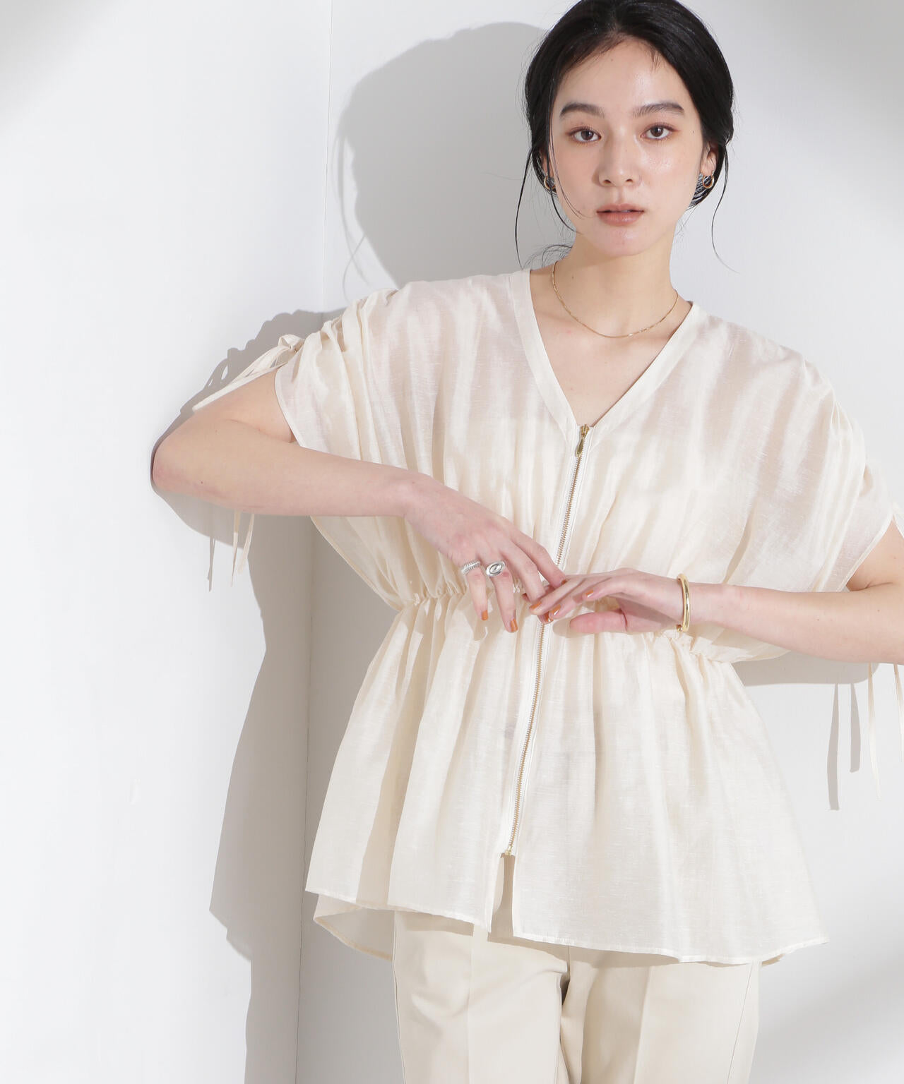 リネン混シアーギャザージップブラウス 6695121308