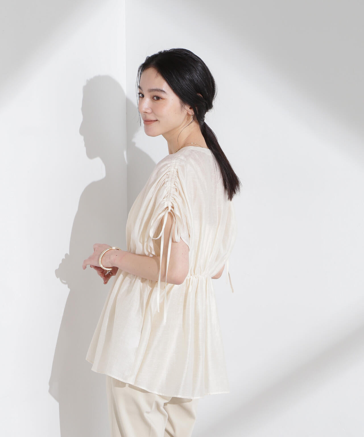 リネン混シアーギャザージップブラウス 6695121308