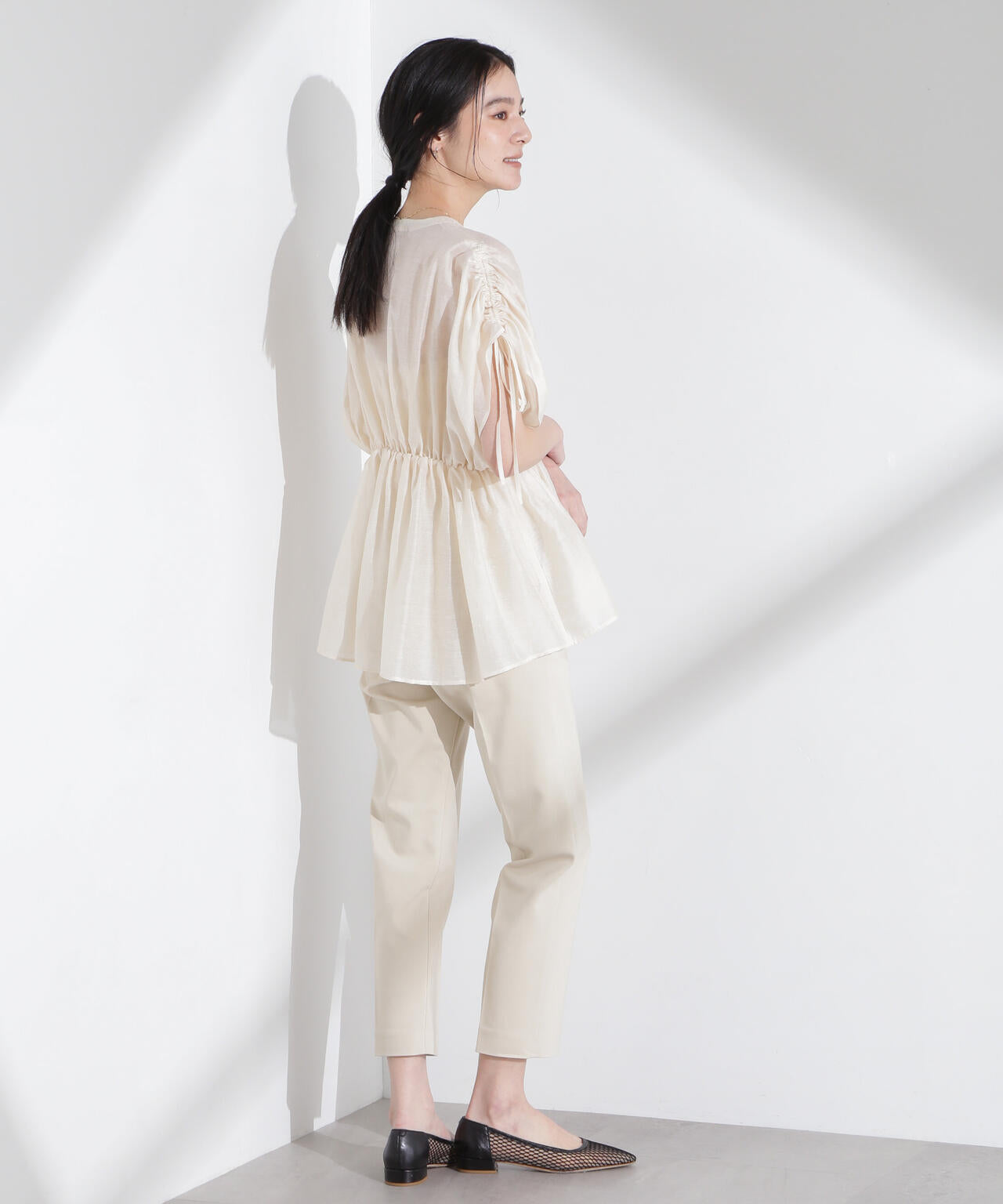 リネン混シアーギャザージップブラウス 6695121308