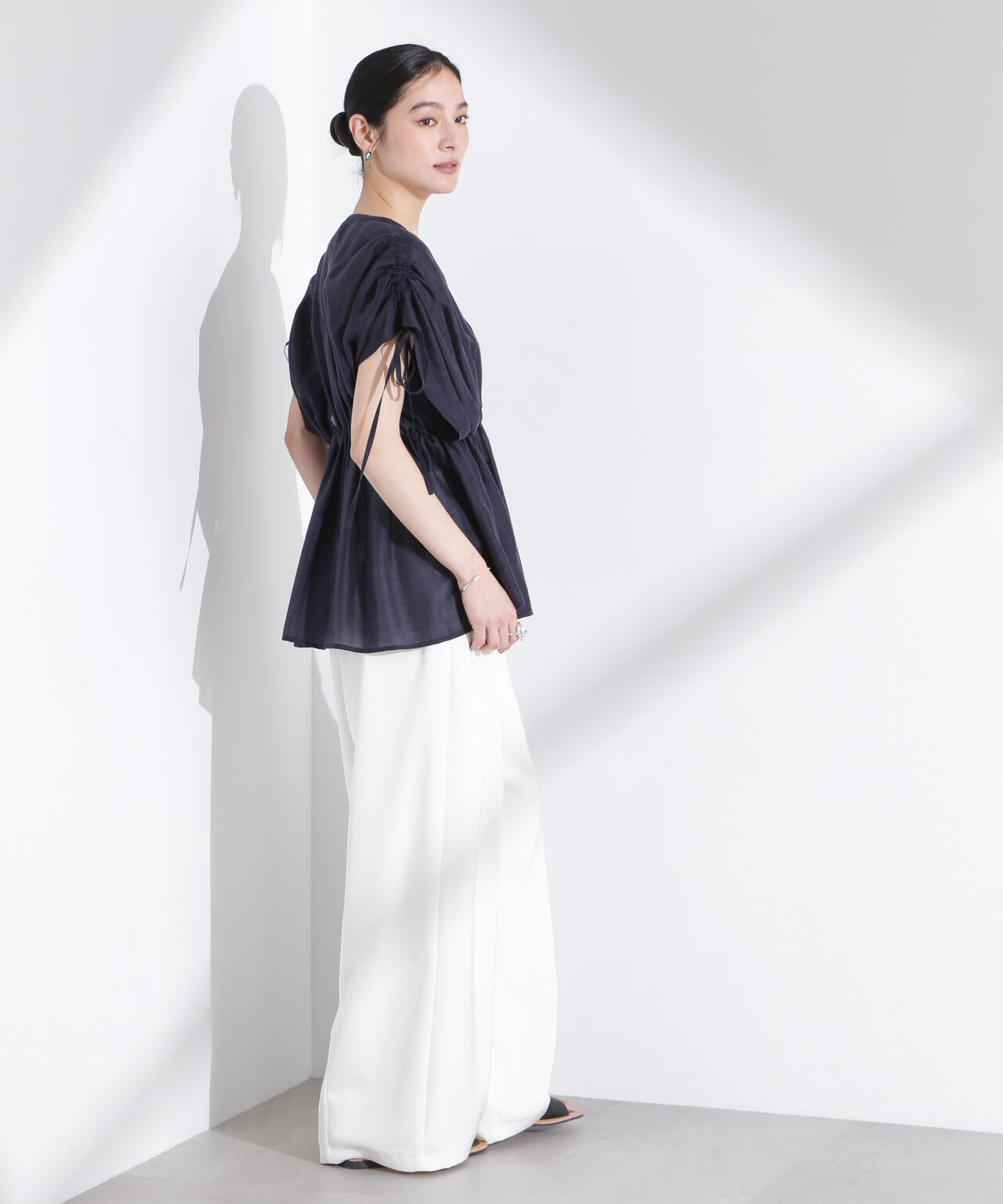 リネン混シアーギャザージップブラウス 6695121308