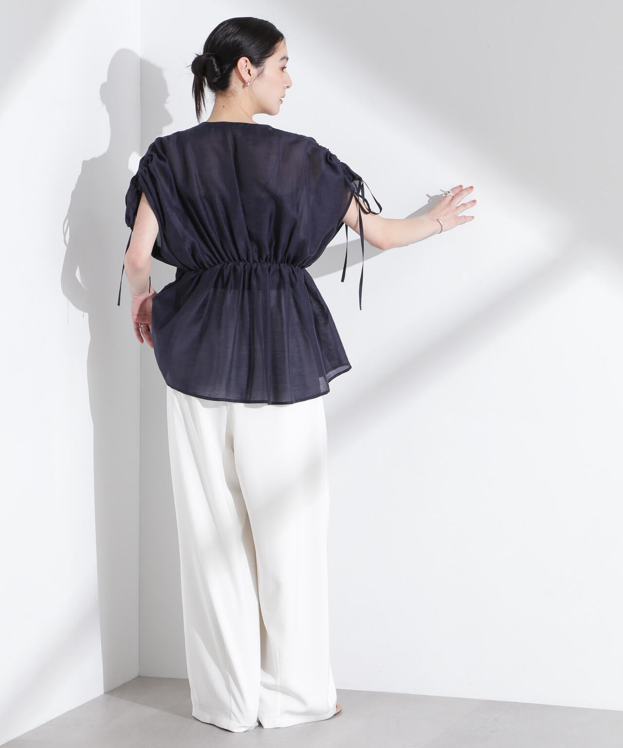 リネン混シアーギャザージップブラウス 6695121308