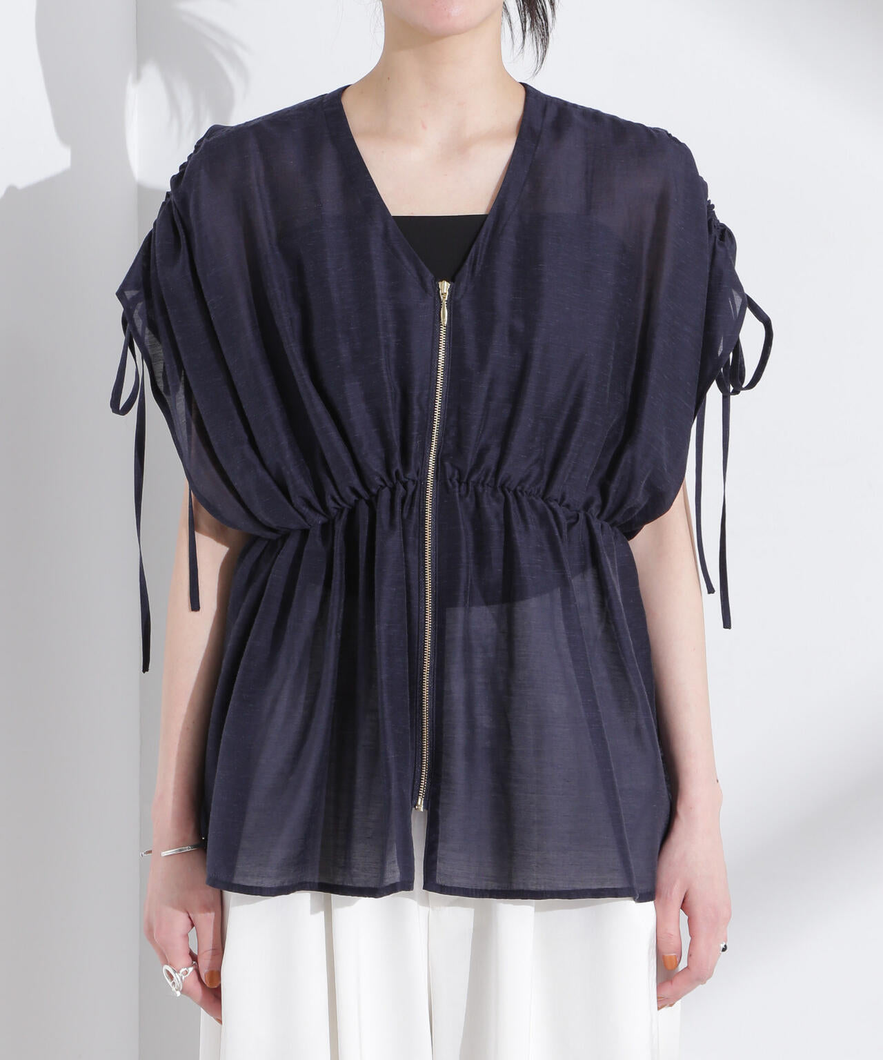 リネン混シアーギャザージップブラウス 6695121308