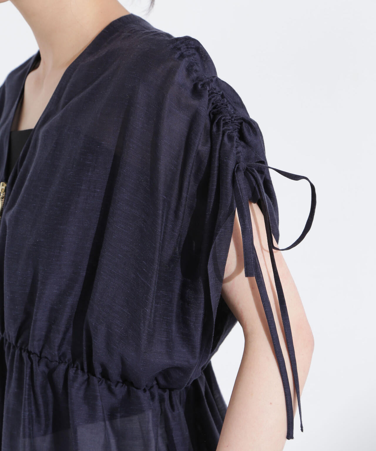 リネン混シアーギャザージップブラウス 6695121308