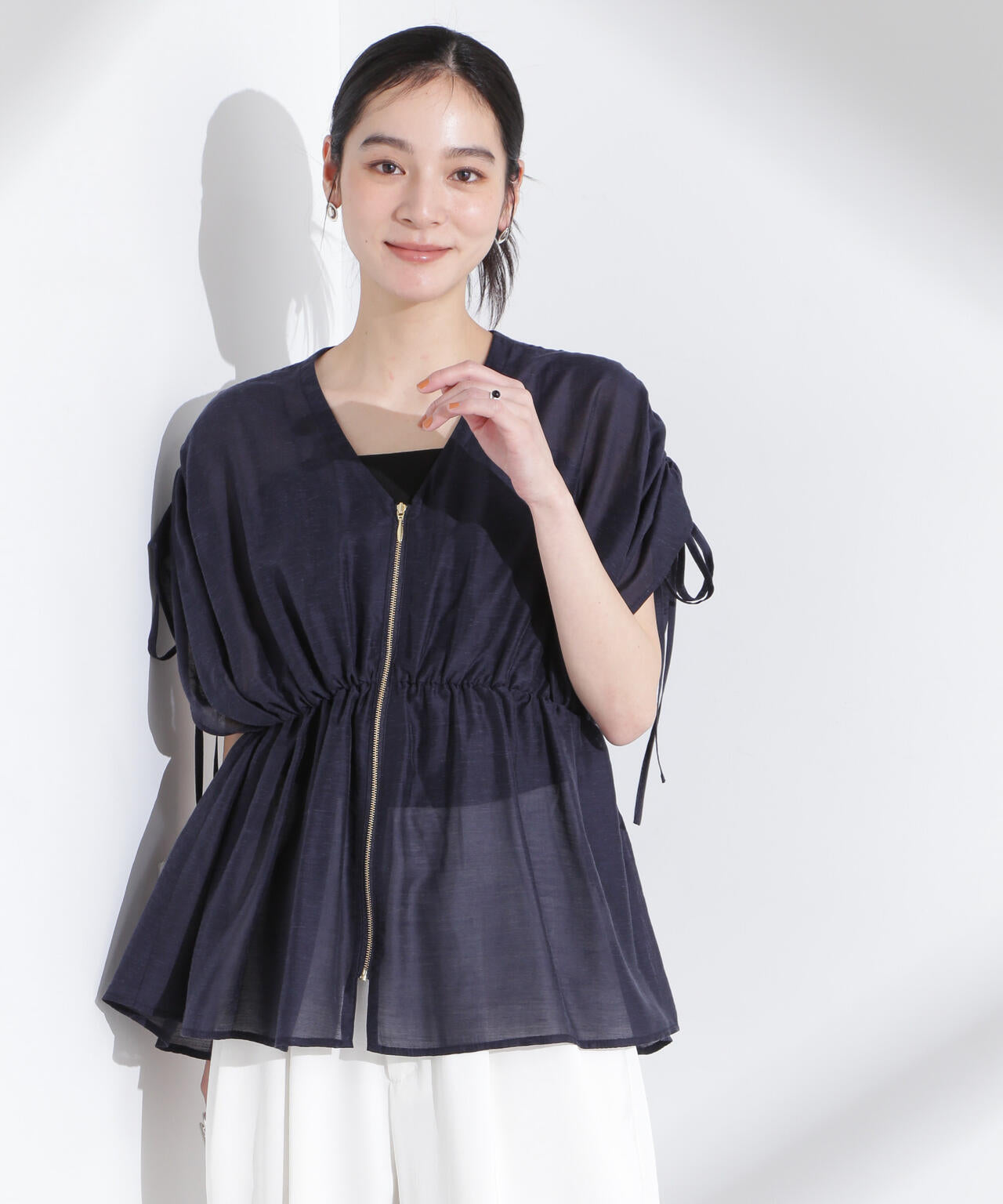リネン混シアーギャザージップブラウス 6695121308