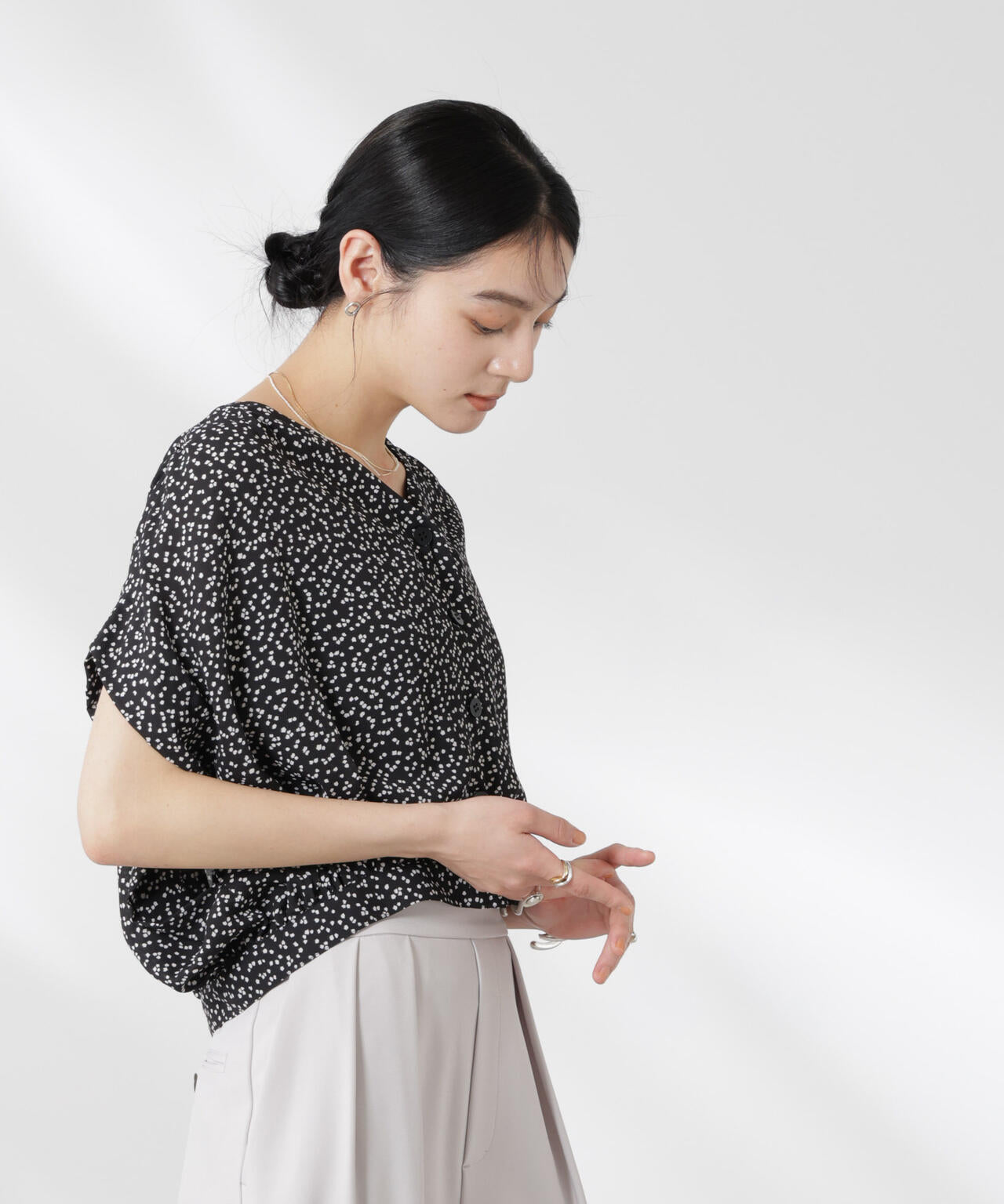ランダムドットショート丈Vネックブラウス 6695121314