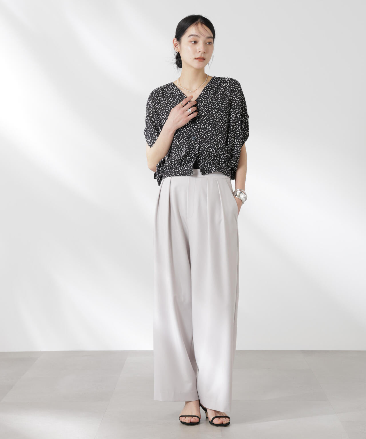 ランダムドットショート丈Vネックブラウス 6695121314