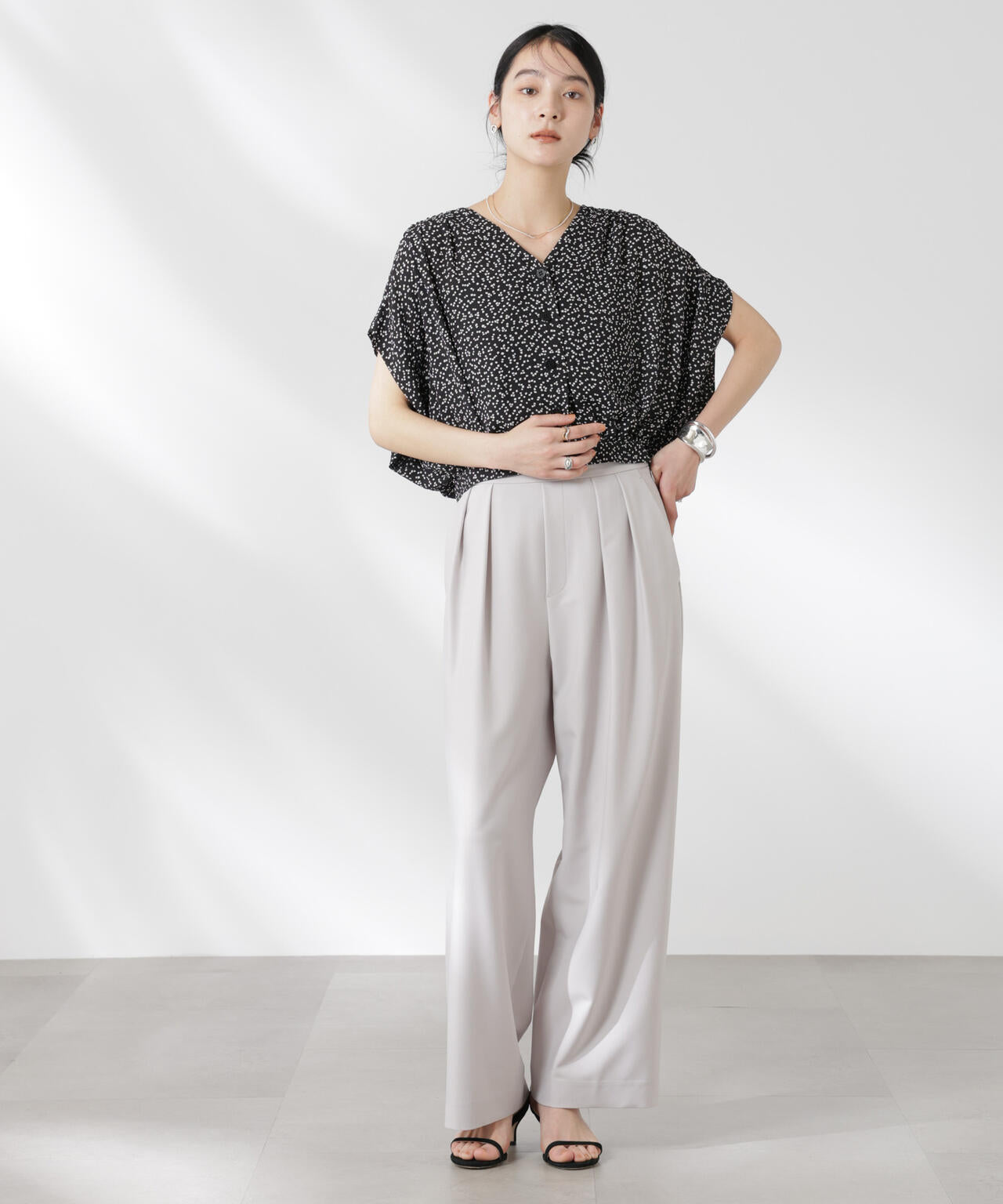 ランダムドットショート丈Vネックブラウス 6695121314