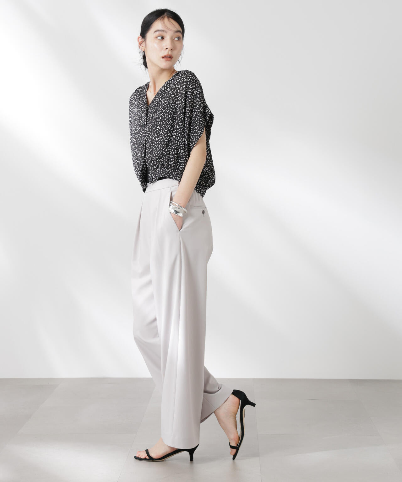 ランダムドットショート丈Vネックブラウス 6695121314