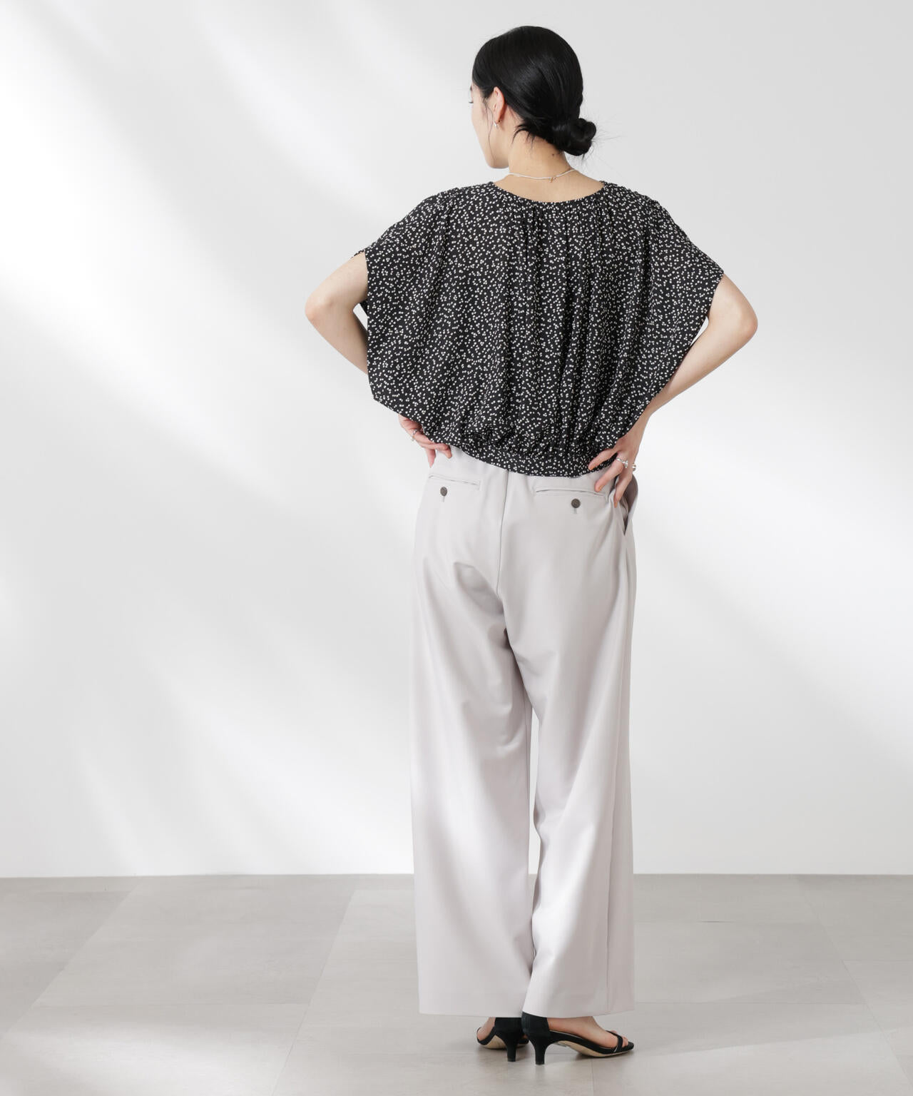 ランダムドットショート丈Vネックブラウス 6695121314