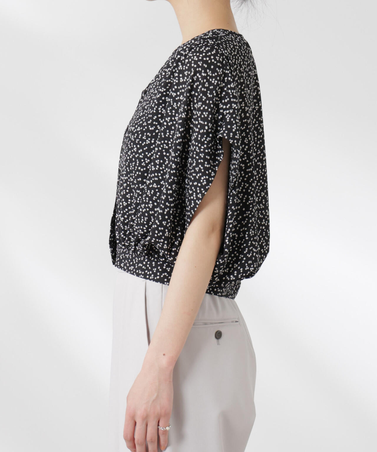 ランダムドットショート丈Vネックブラウス 6695121314